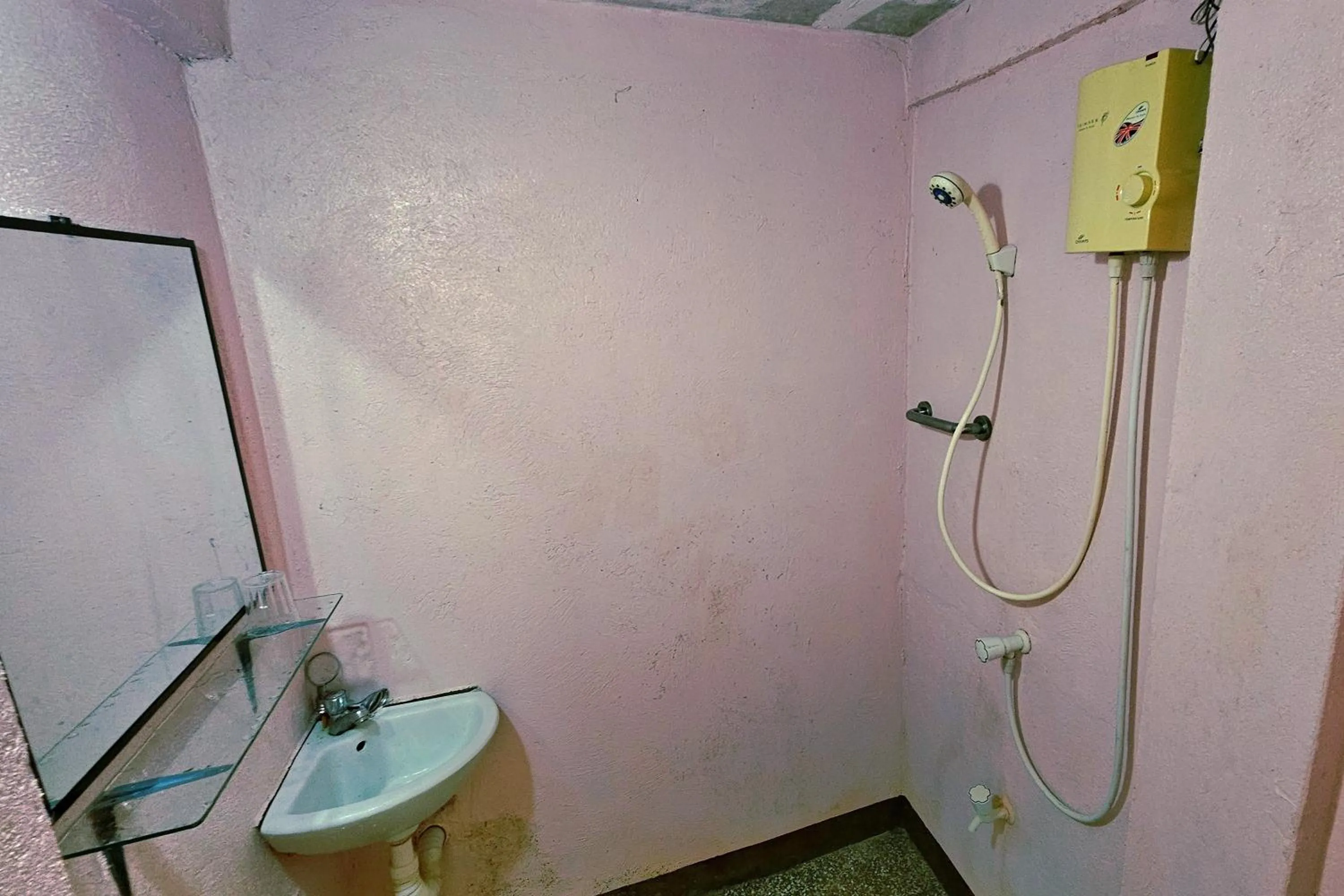 Shower in D & A Seaside Cottages