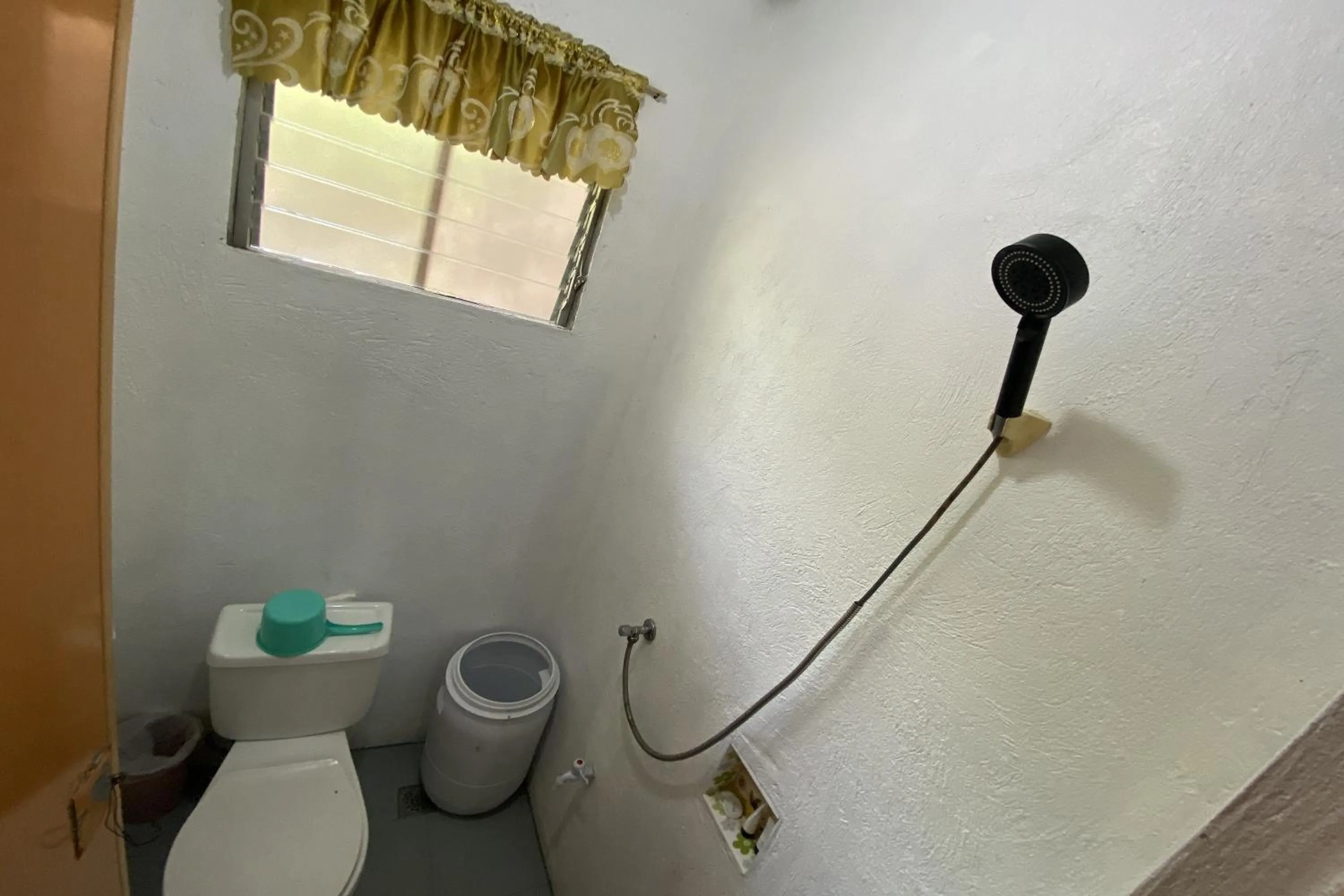 Toilet in D & A Seaside Cottages