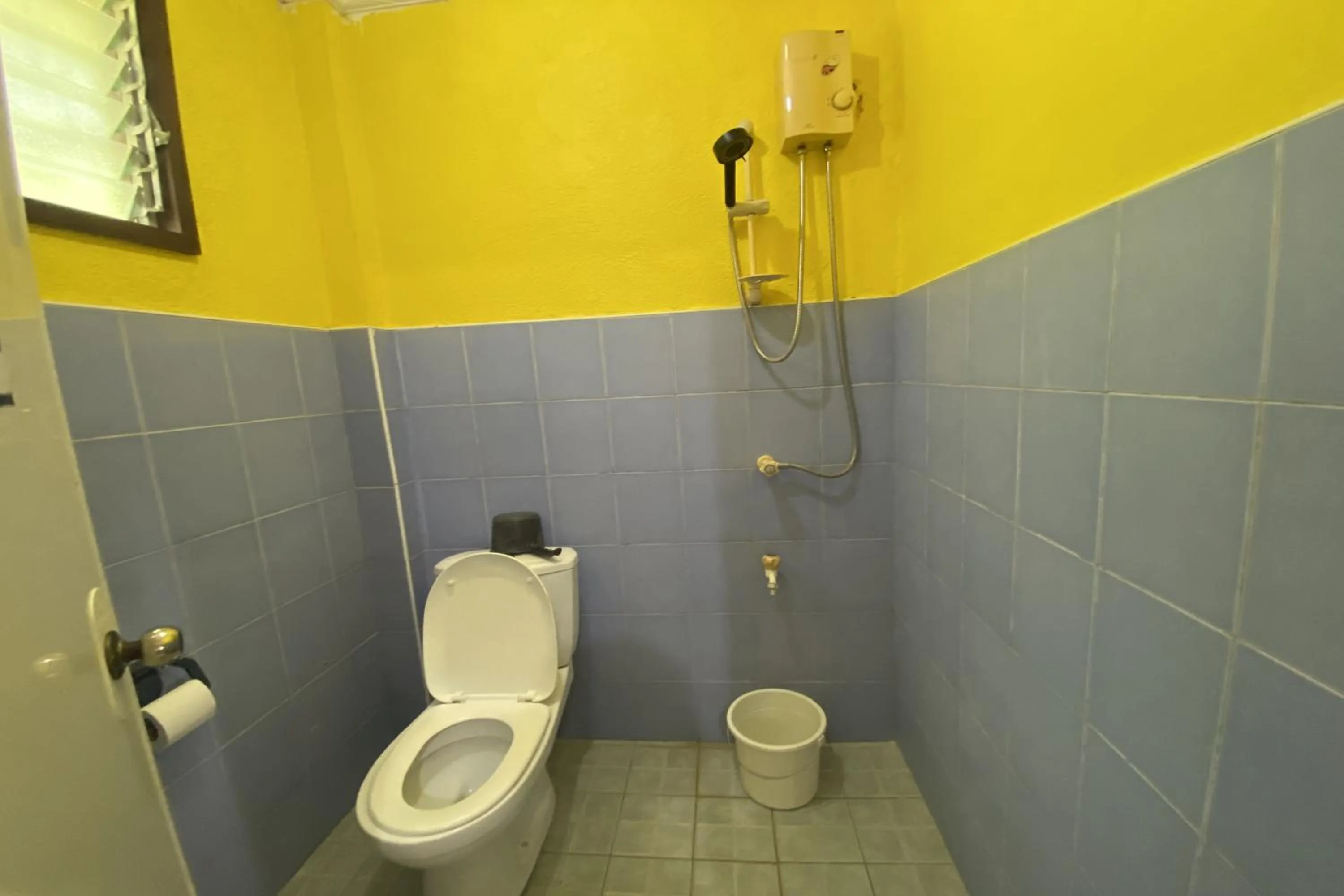 Shower in D & A Seaside Cottages