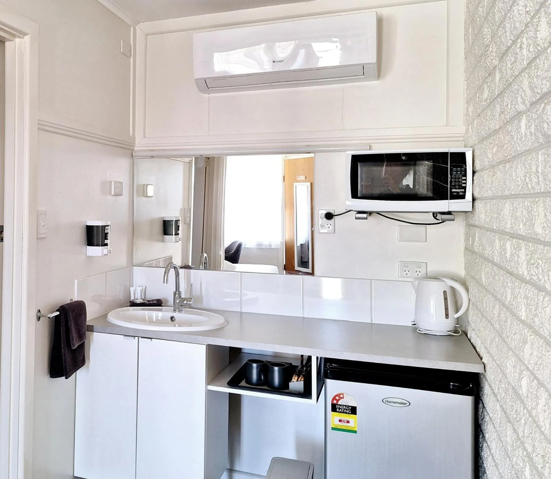 Kitchen or kitchenette in Motel Yarrawonga