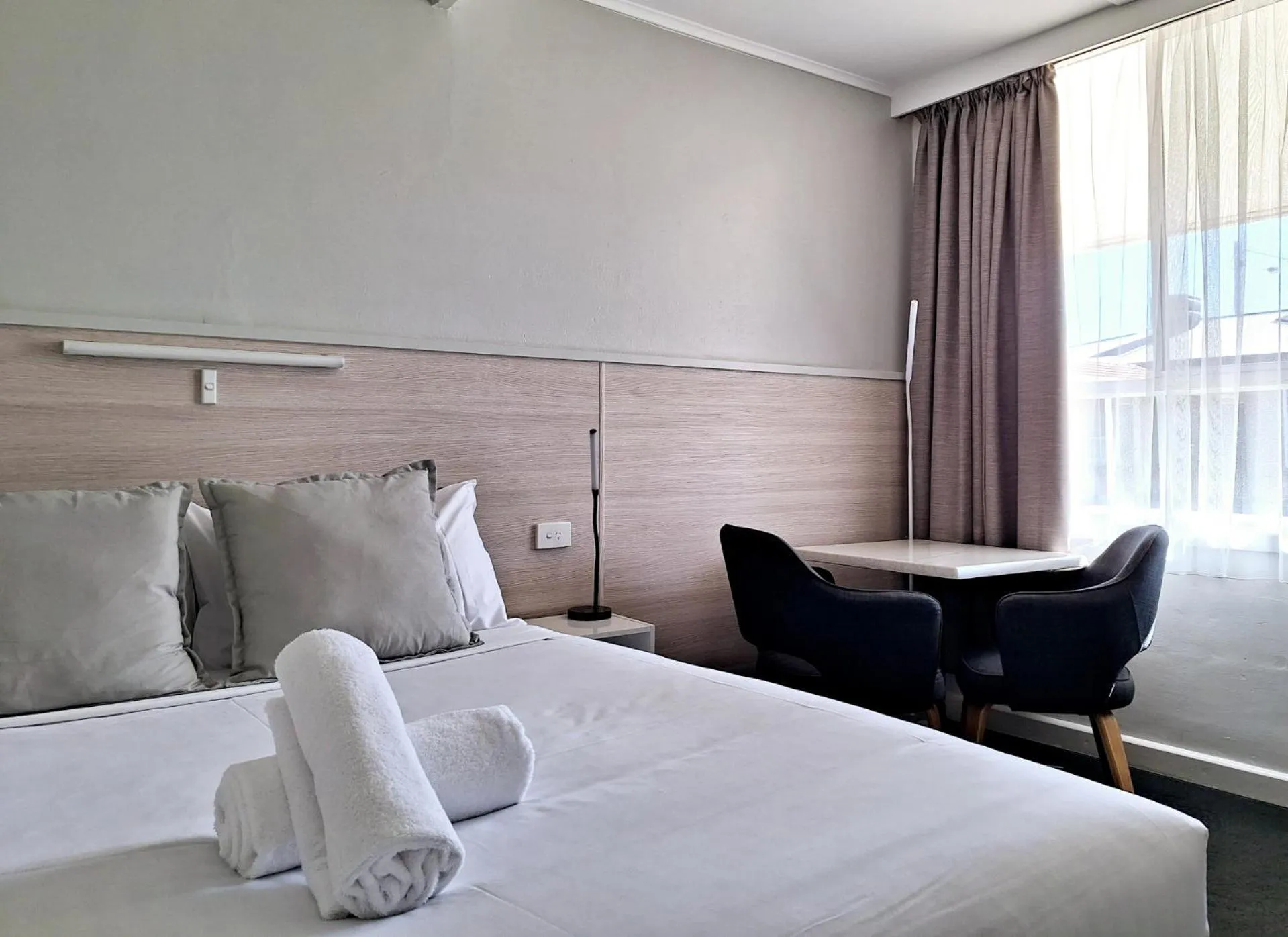 Seating area, Bed in Motel Yarrawonga