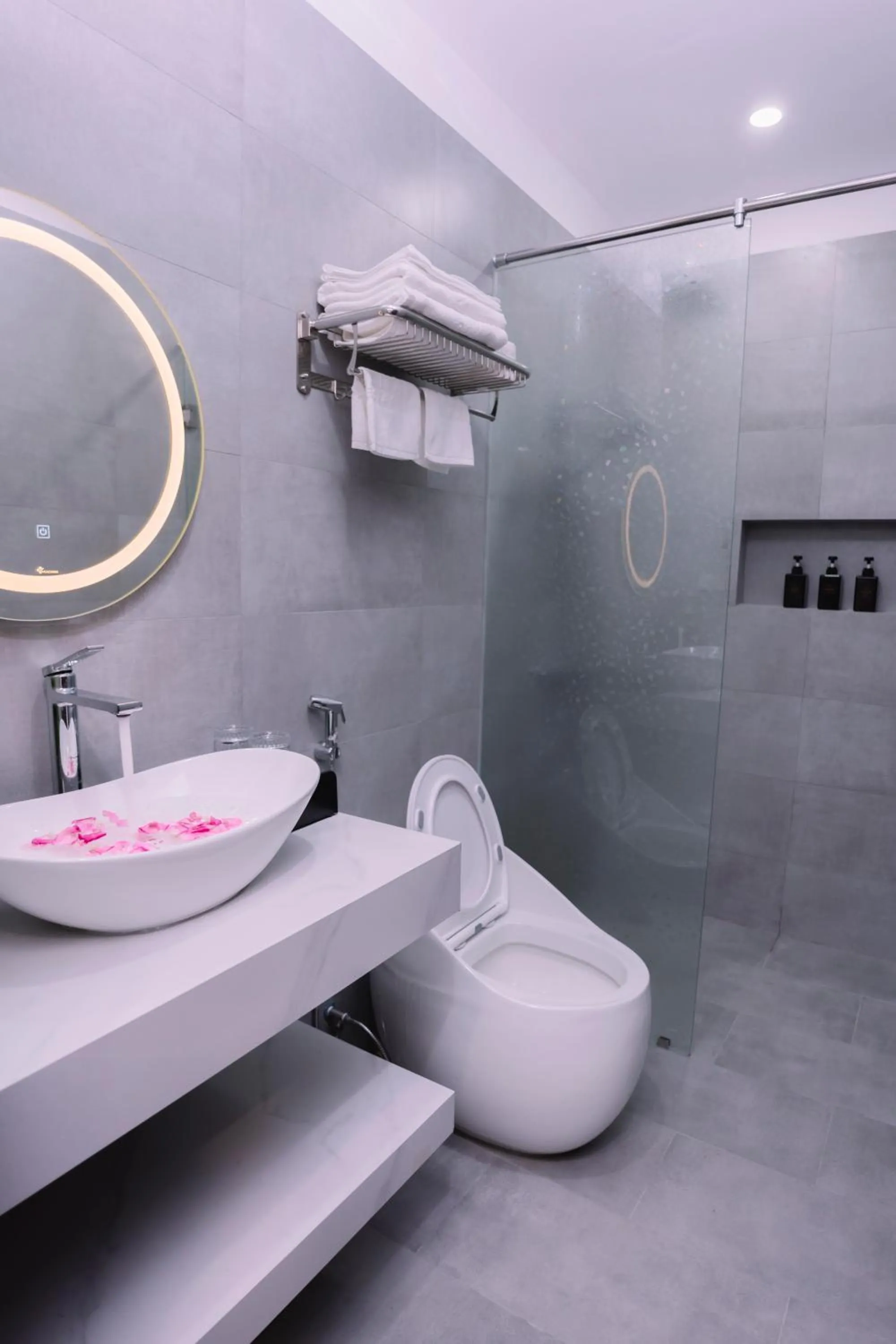 Shower in Serena Tam Coc Hotel & Villa