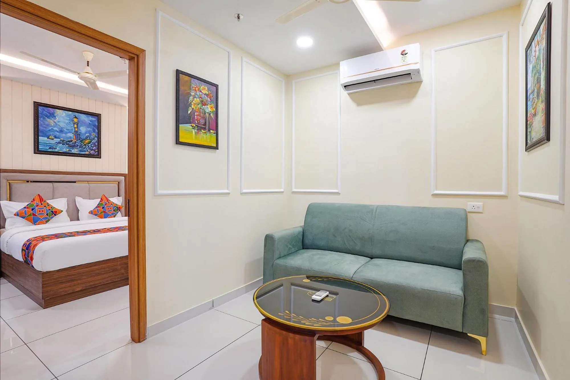 Seating area, Bed in Oriva Freshco