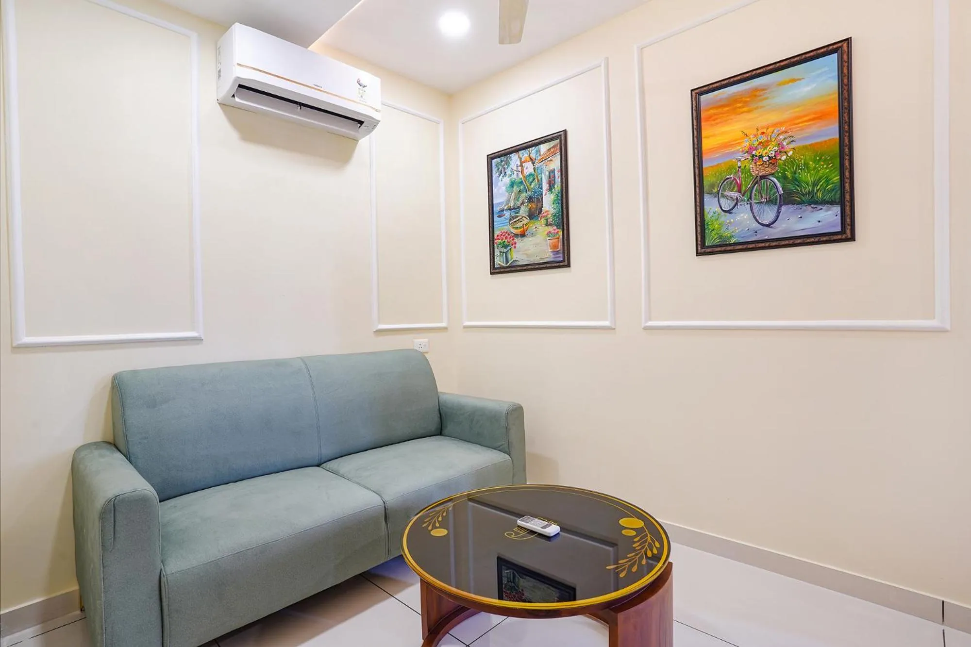 Seating area in Oriva Freshco