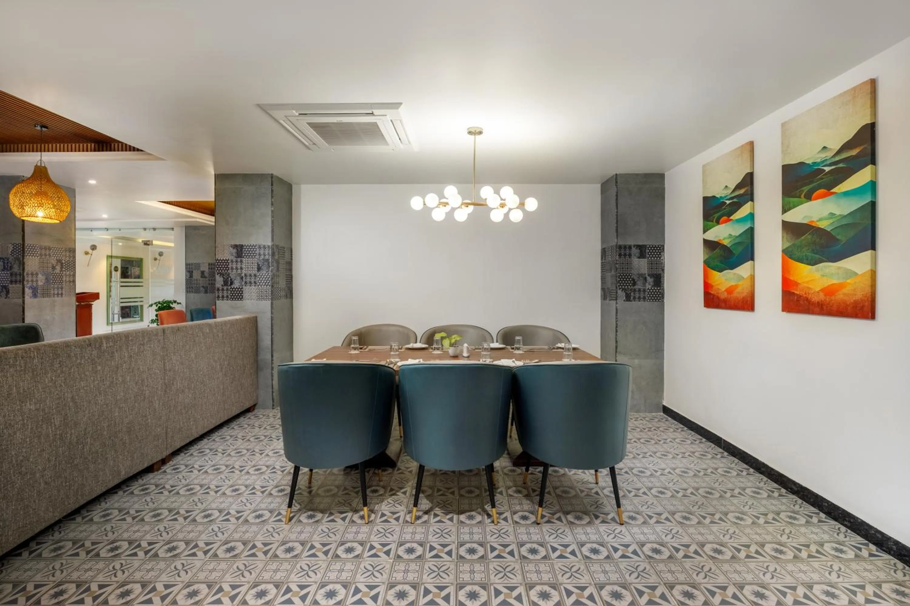 Restaurant/places to eat in Hotel Anuttara