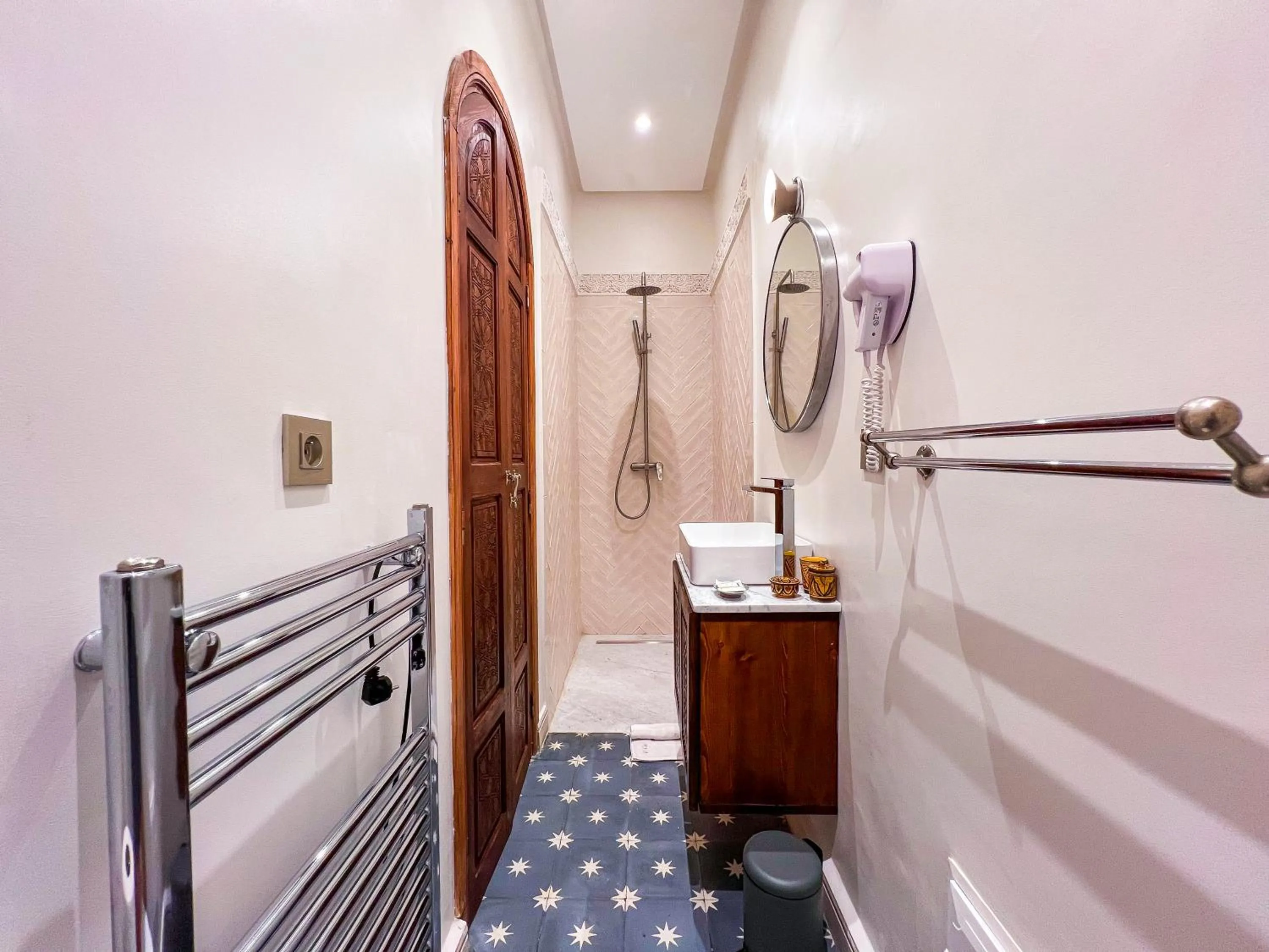 Shower, Bed in Riad Kech One & Spa