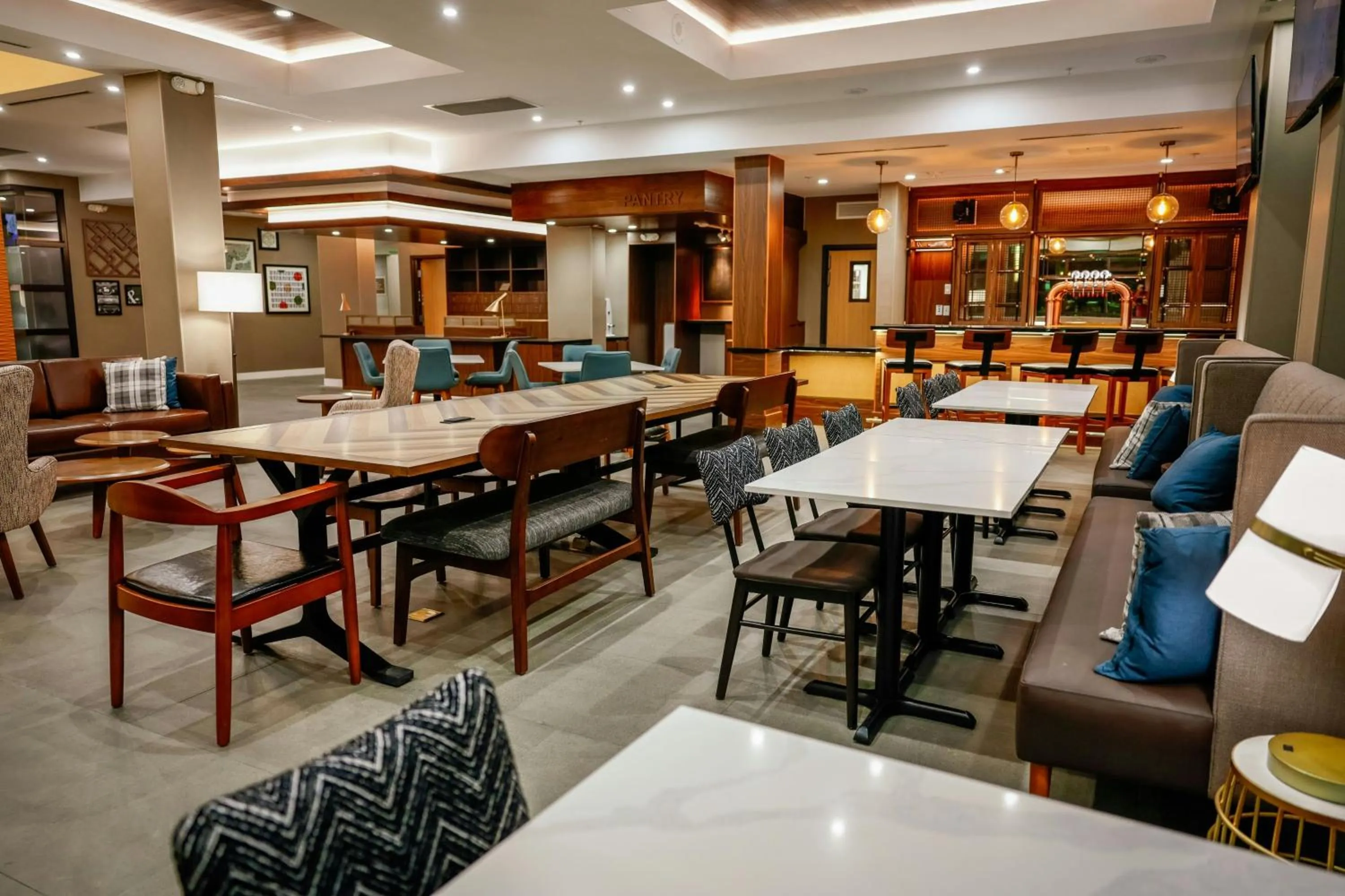 Lounge or bar in Four Points by Sheraton Austin Airport