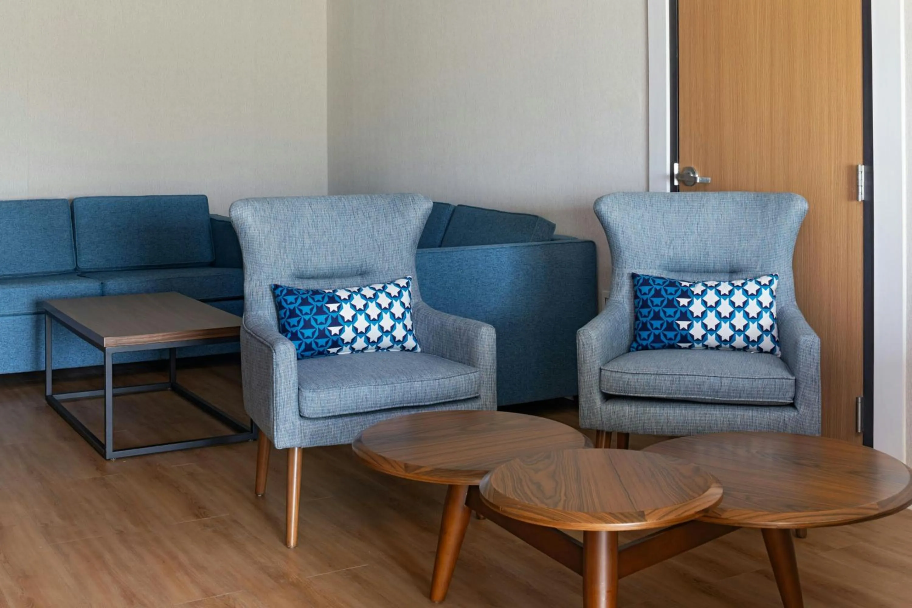 Living room in Four Points by Sheraton Austin Airport