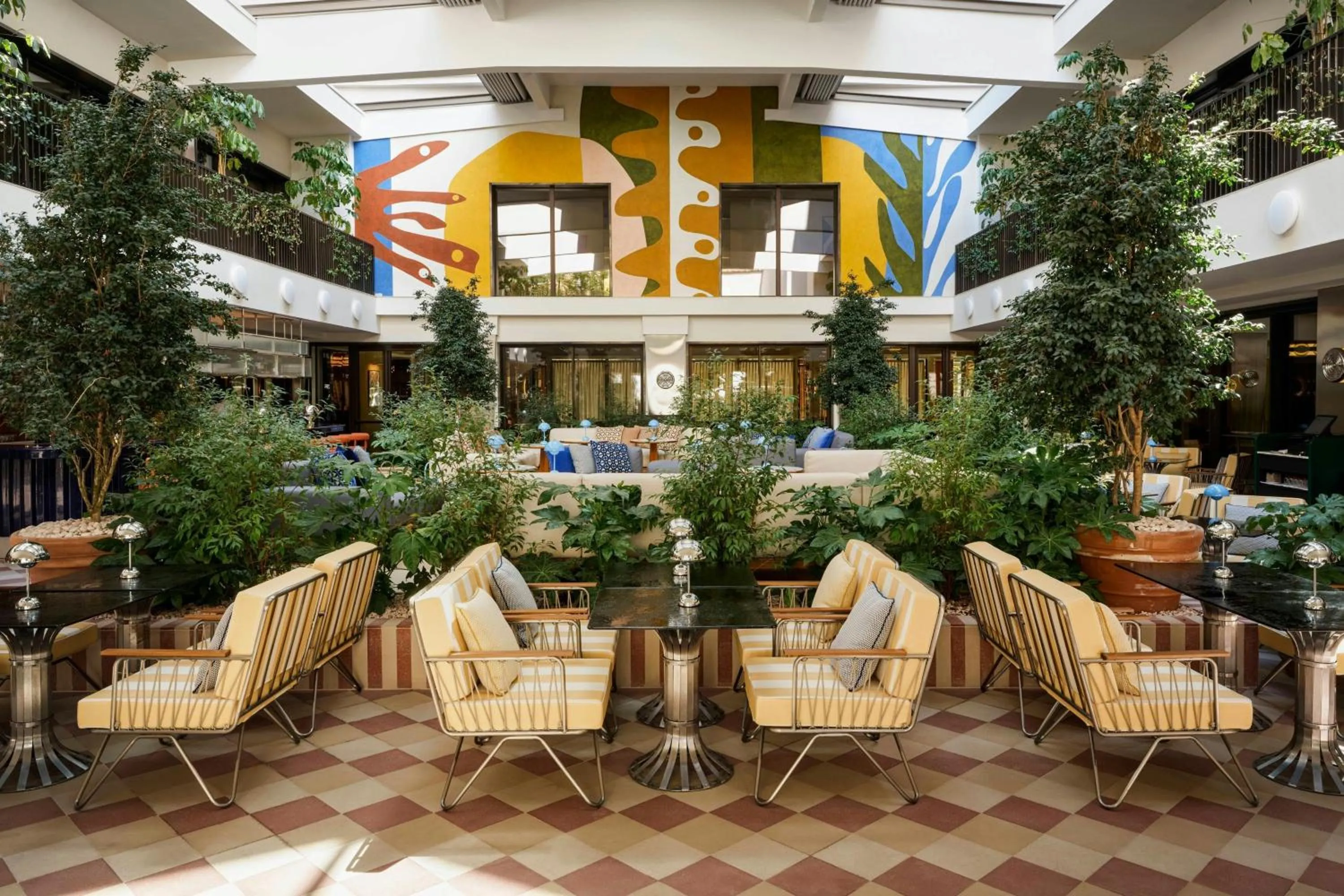 Lounge or bar in W Florence