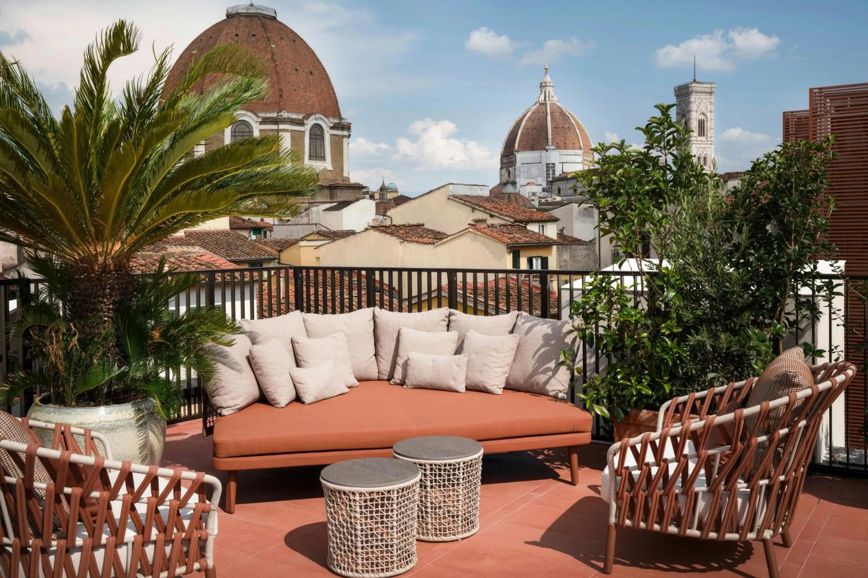 Lounge or bar in W Florence