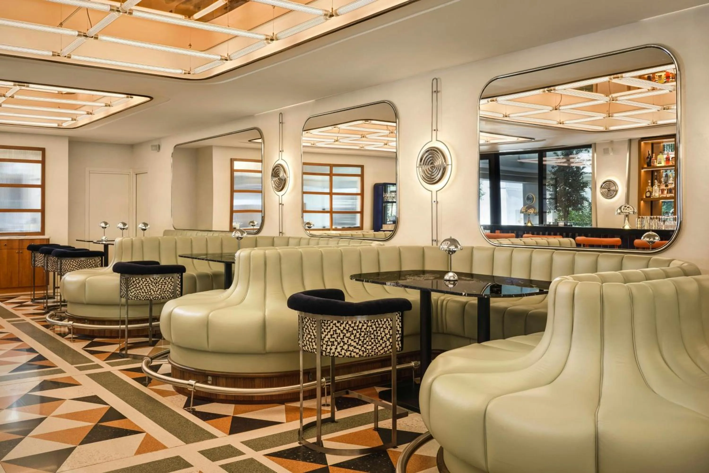 Lounge or bar in W Florence