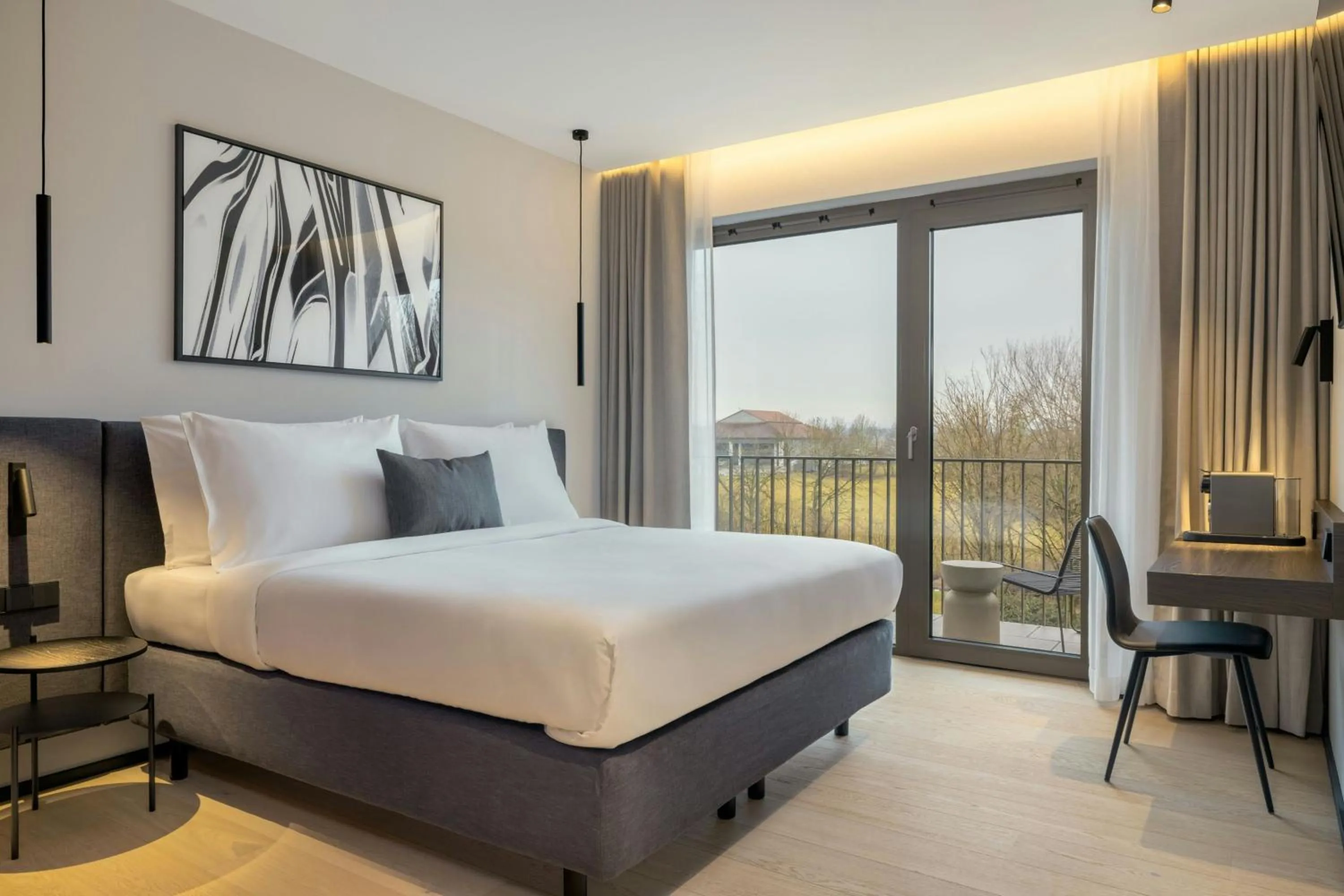 Photo of the whole room, Bed in DAS AFFALTERBACH, Stuttgart, Autograph Collection