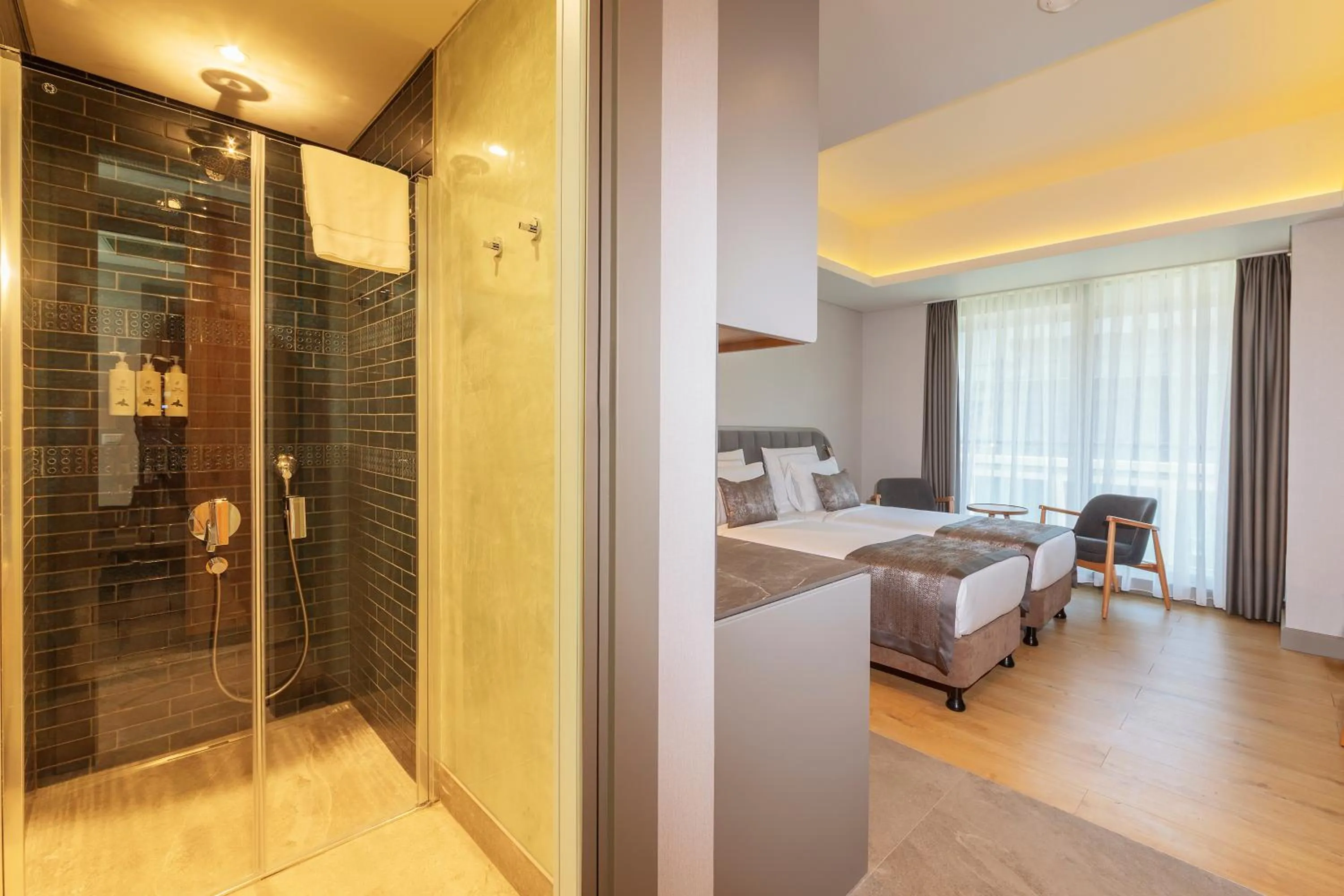 Shower, Bed in Meroddi Beyoğlu Residence