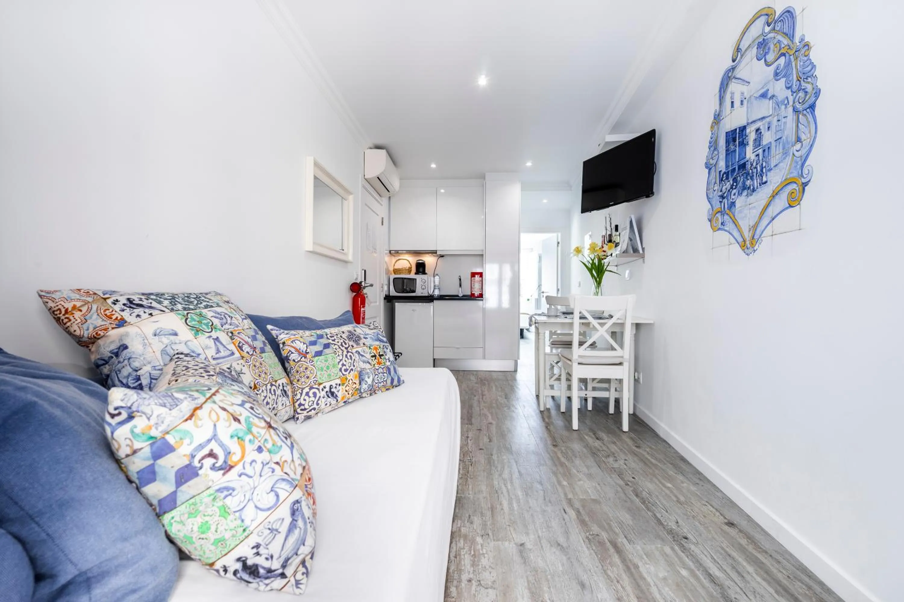 Seating area, Bed in Castle Inn Lisbon Apartments