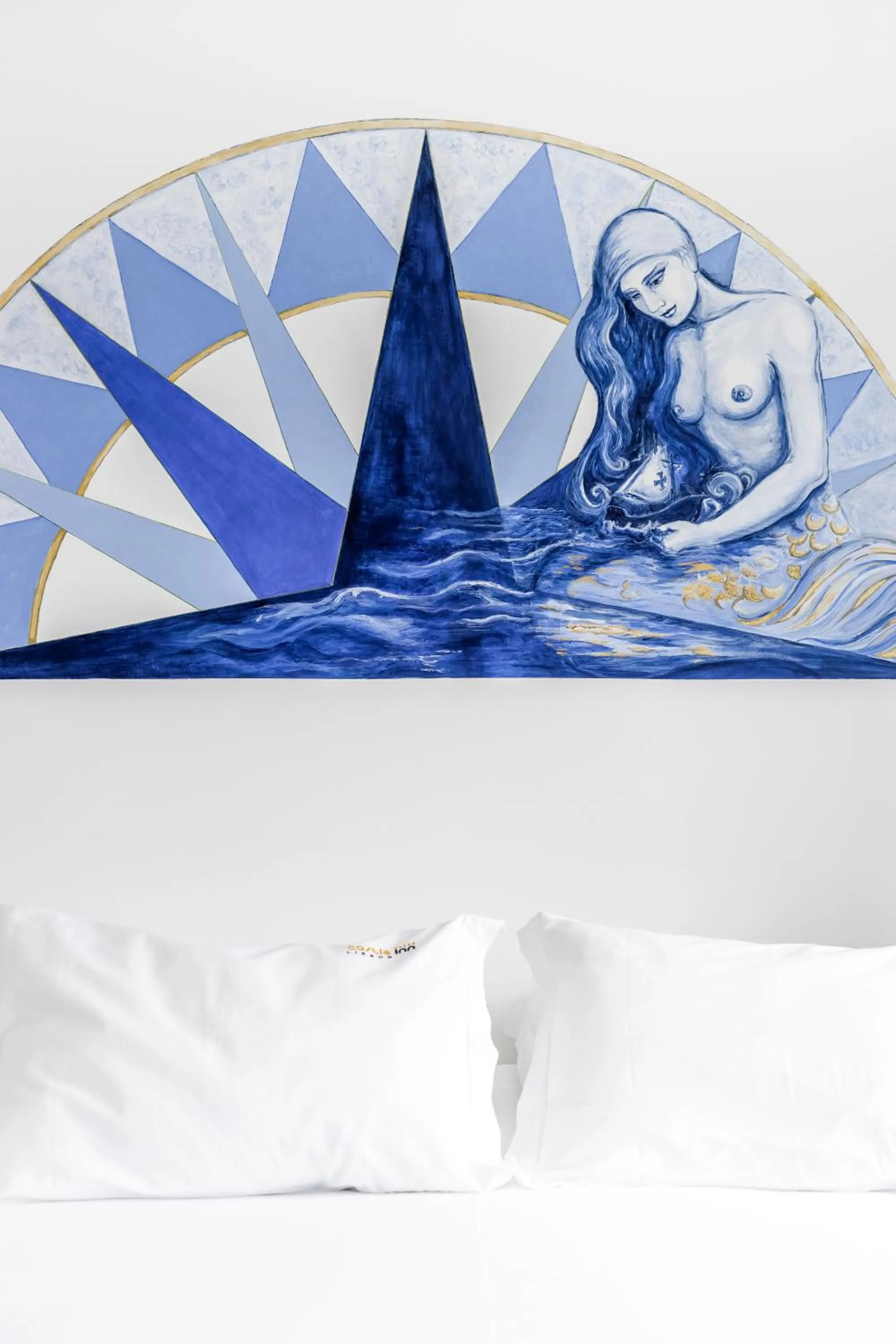 Bed in Castle Inn Lisbon Apartments