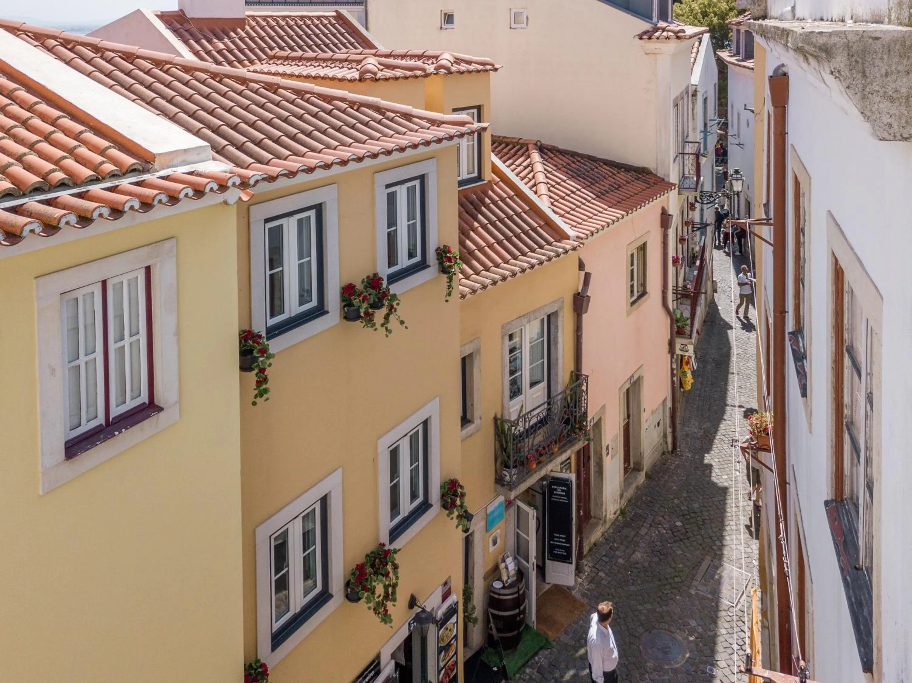 Property building in Castle Inn Lisbon Apartments