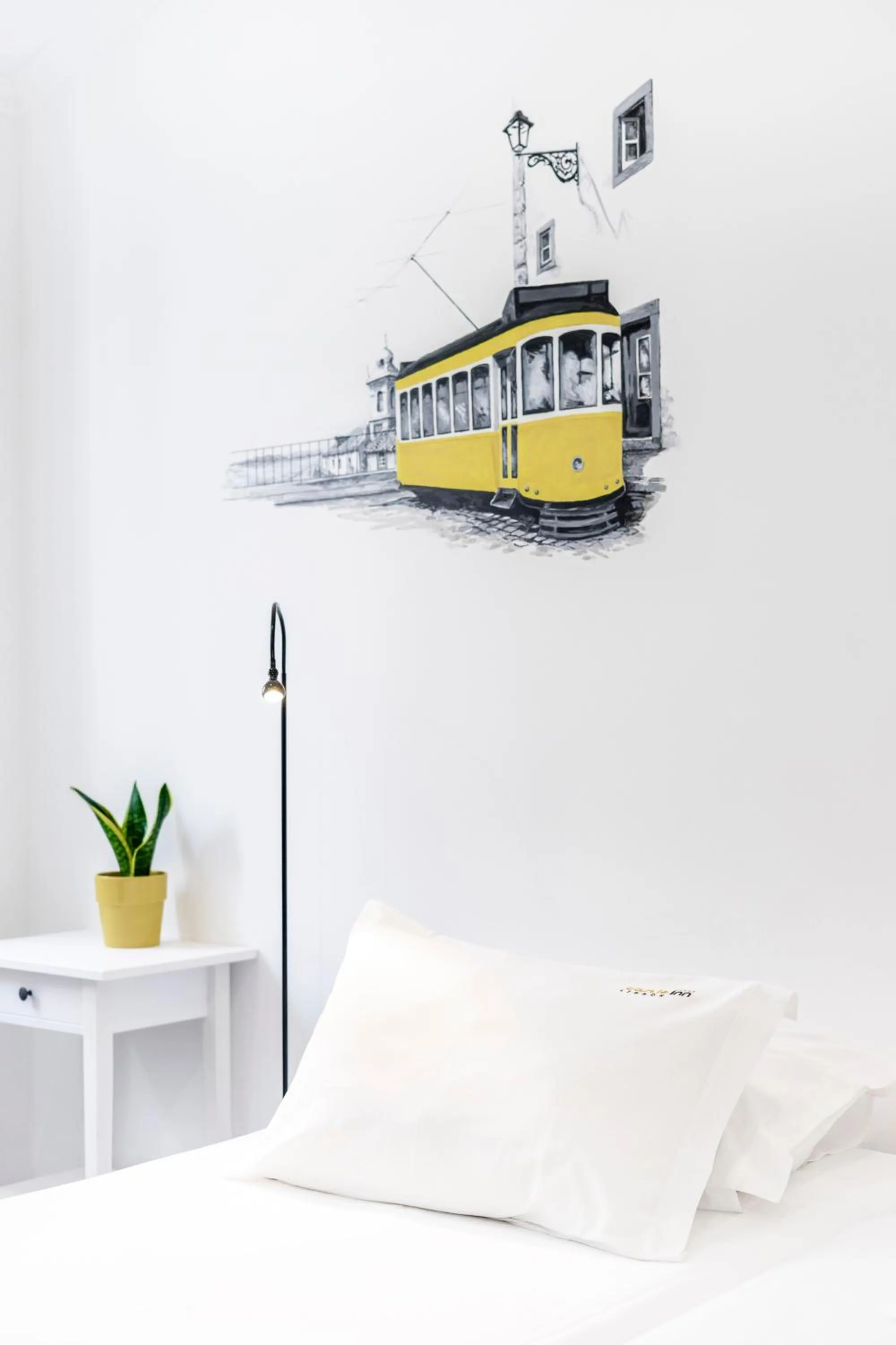 Bed in Castle Inn Lisbon Apartments