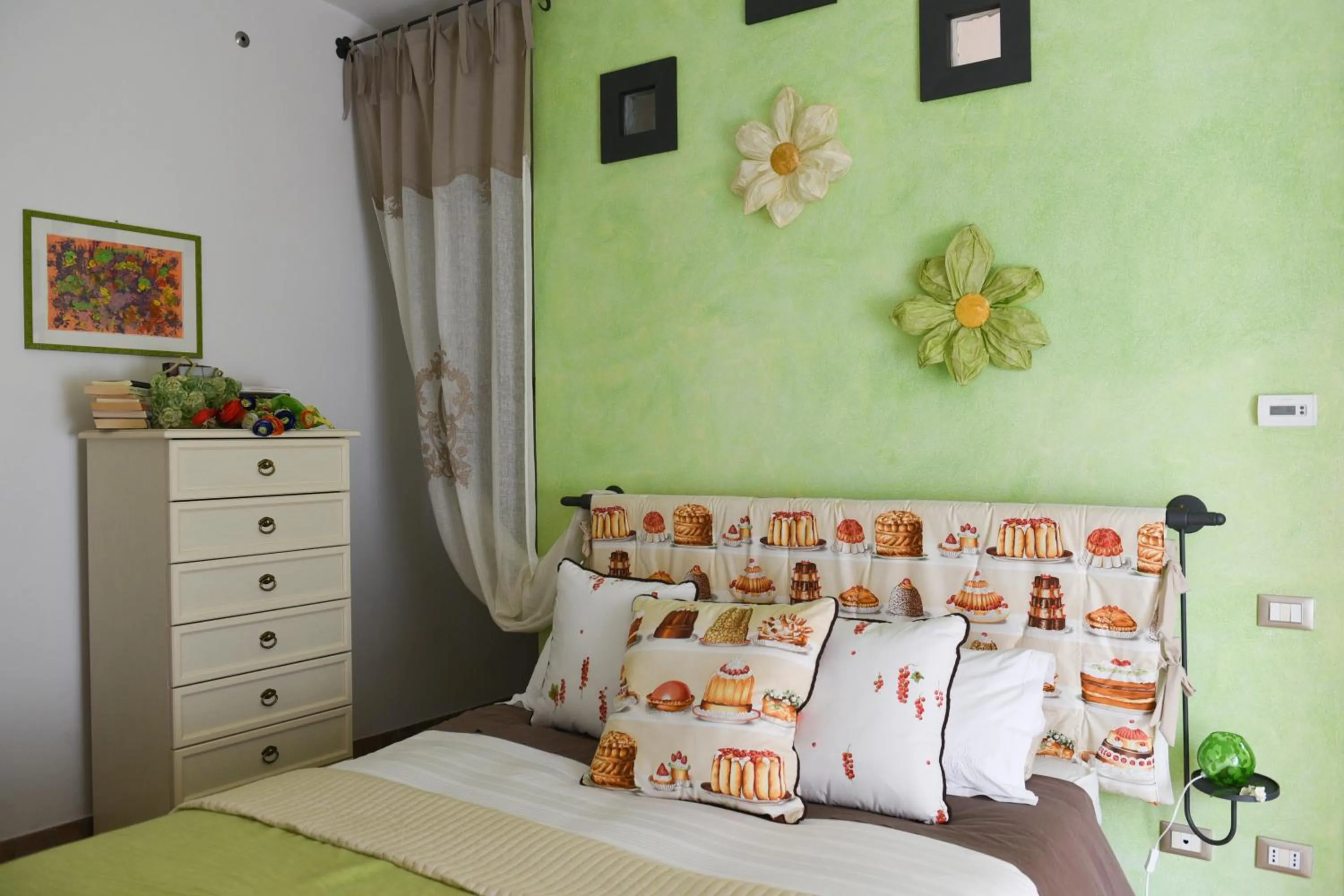 Photo of the whole room, Bed in B&B Va...lentina