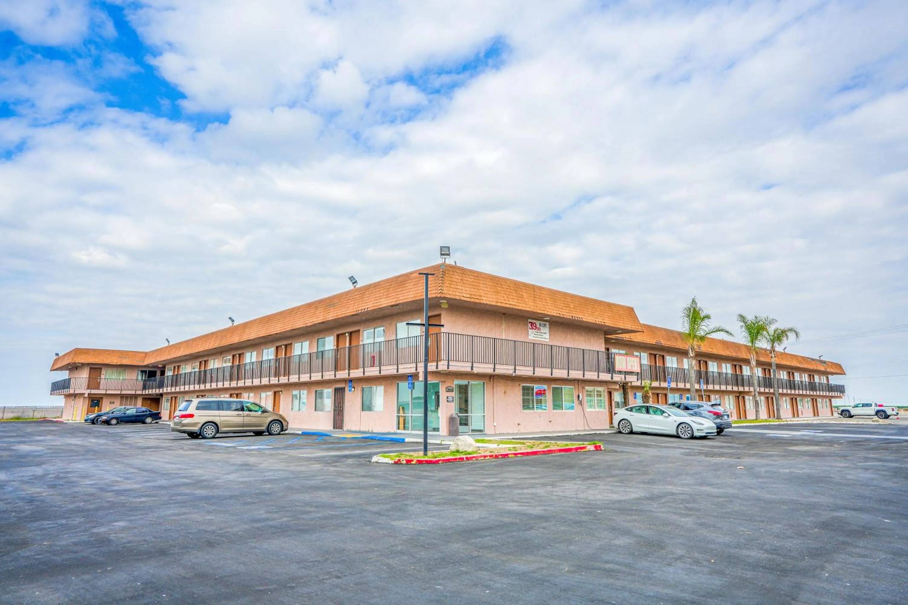 Property building in Economy Inn Buttonwillow Bakersfield I-5