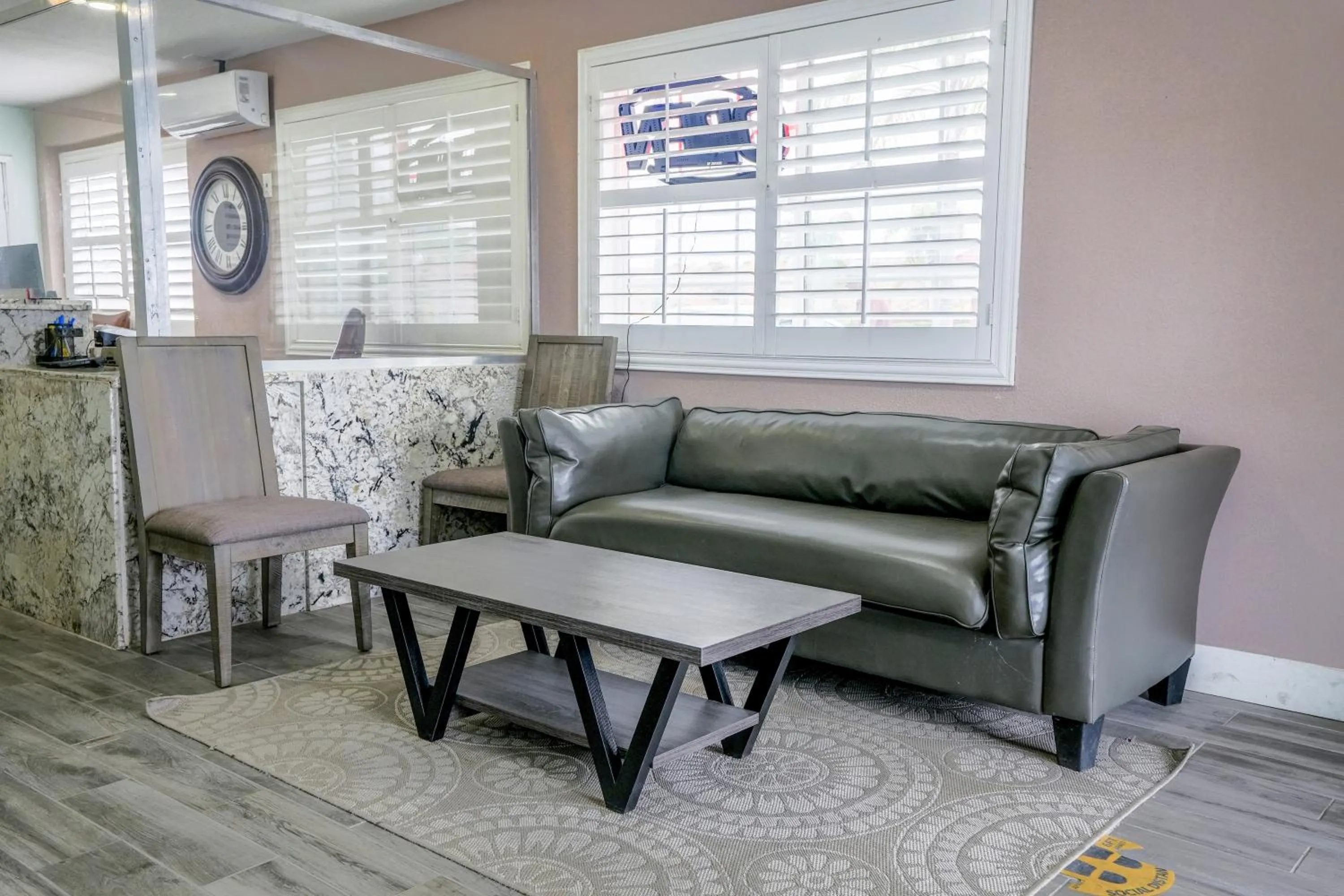 Seating area in Economy Inn Buttonwillow Bakersfield I-5