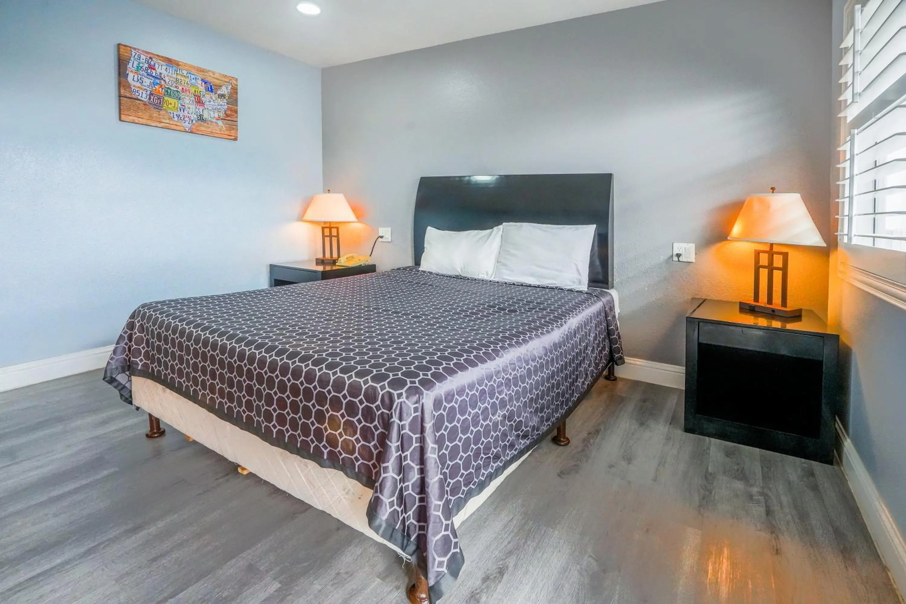 Bedroom, Bed in Economy Inn Buttonwillow Bakersfield I-5