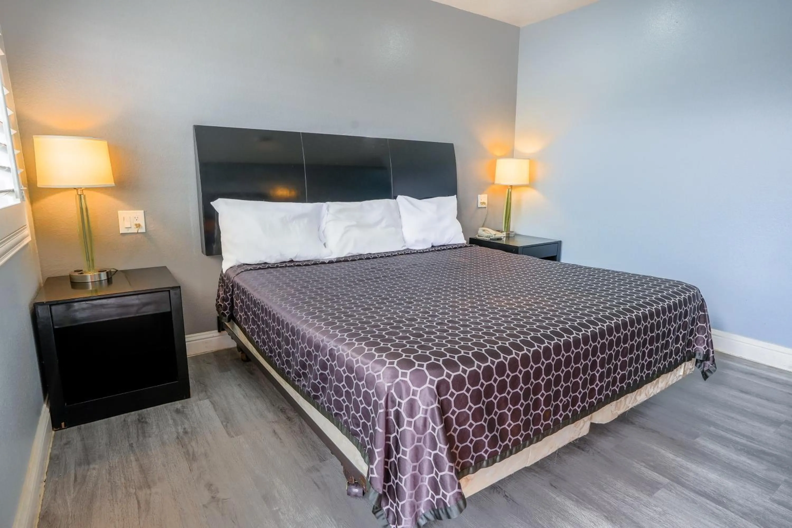 Bedroom, Bed in Economy Inn Buttonwillow Bakersfield I-5