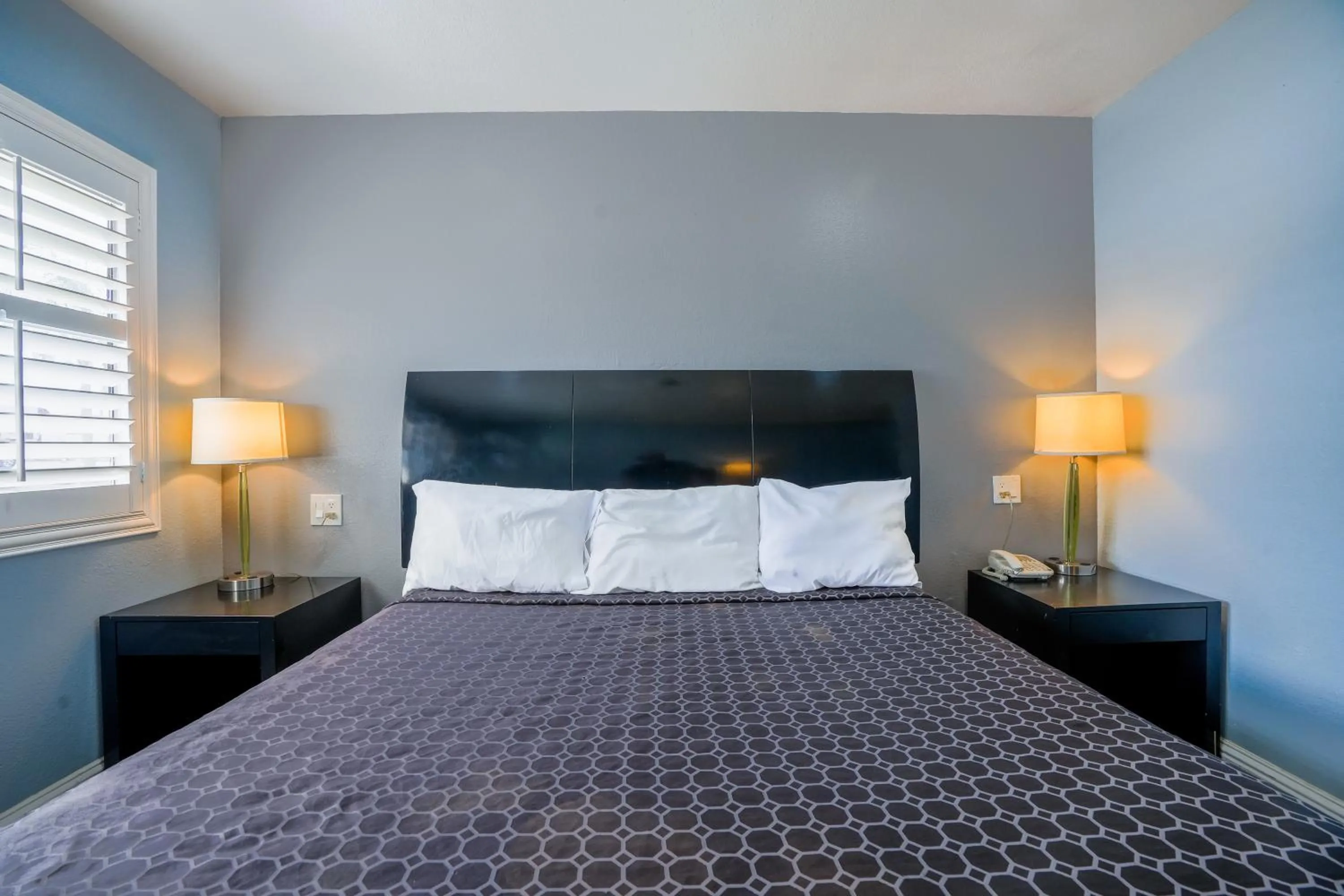 Bedroom, Bed in Economy Inn Buttonwillow Bakersfield I-5