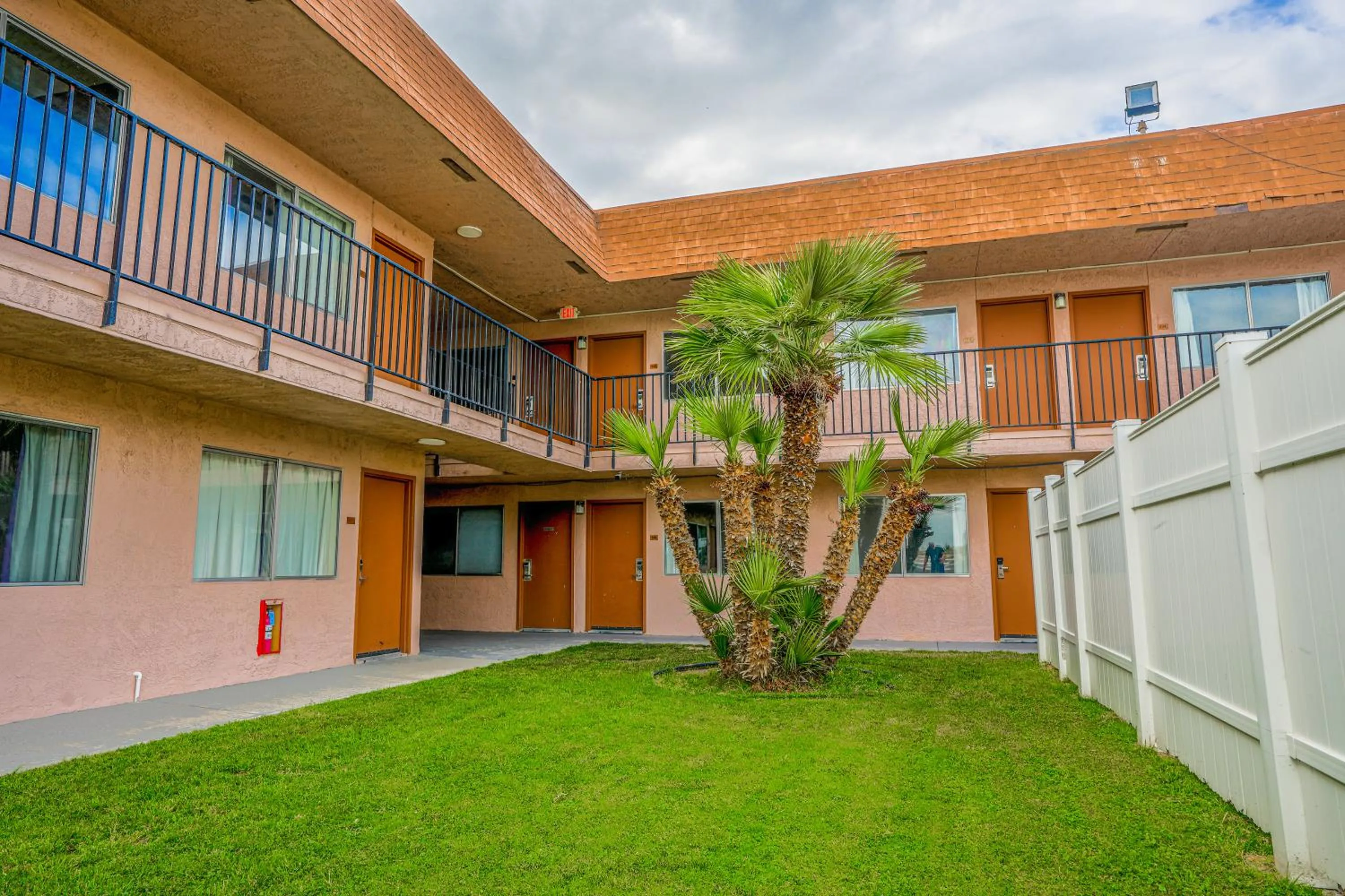 Garden view in Economy Inn Buttonwillow Bakersfield I-5