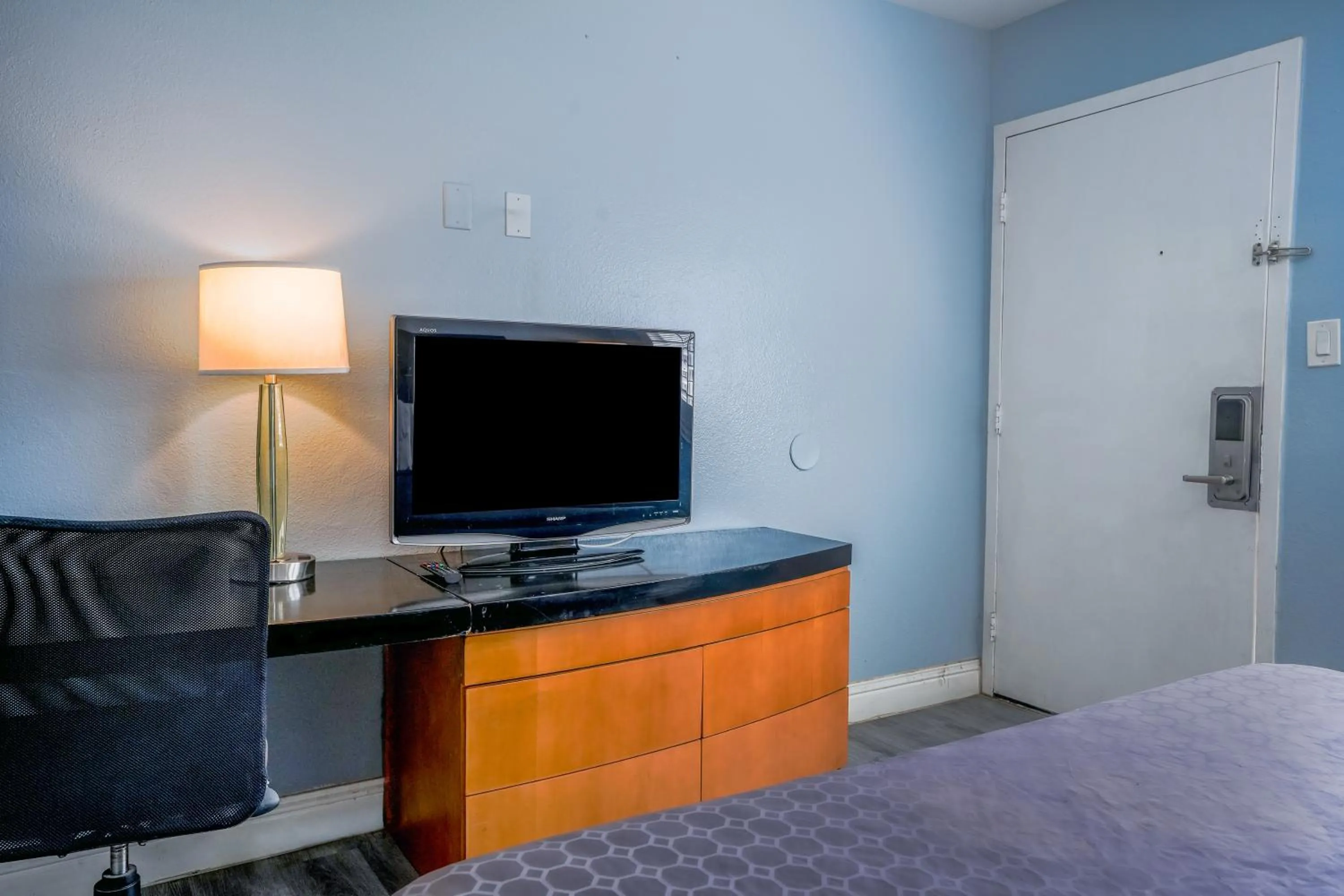 Bedroom, Bed in Economy Inn Buttonwillow Bakersfield I-5