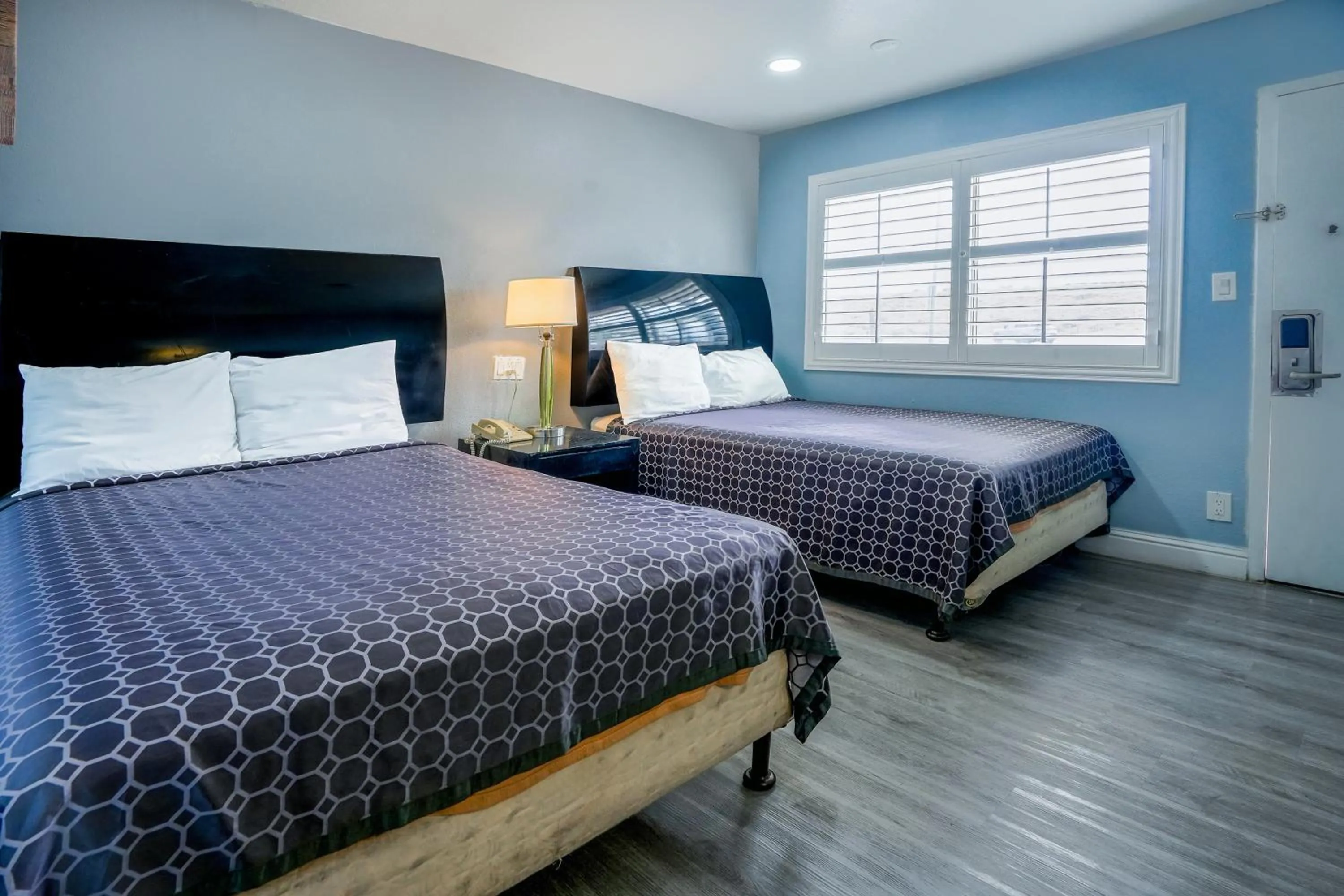 Bedroom, Bed in Economy Inn Buttonwillow Bakersfield I-5