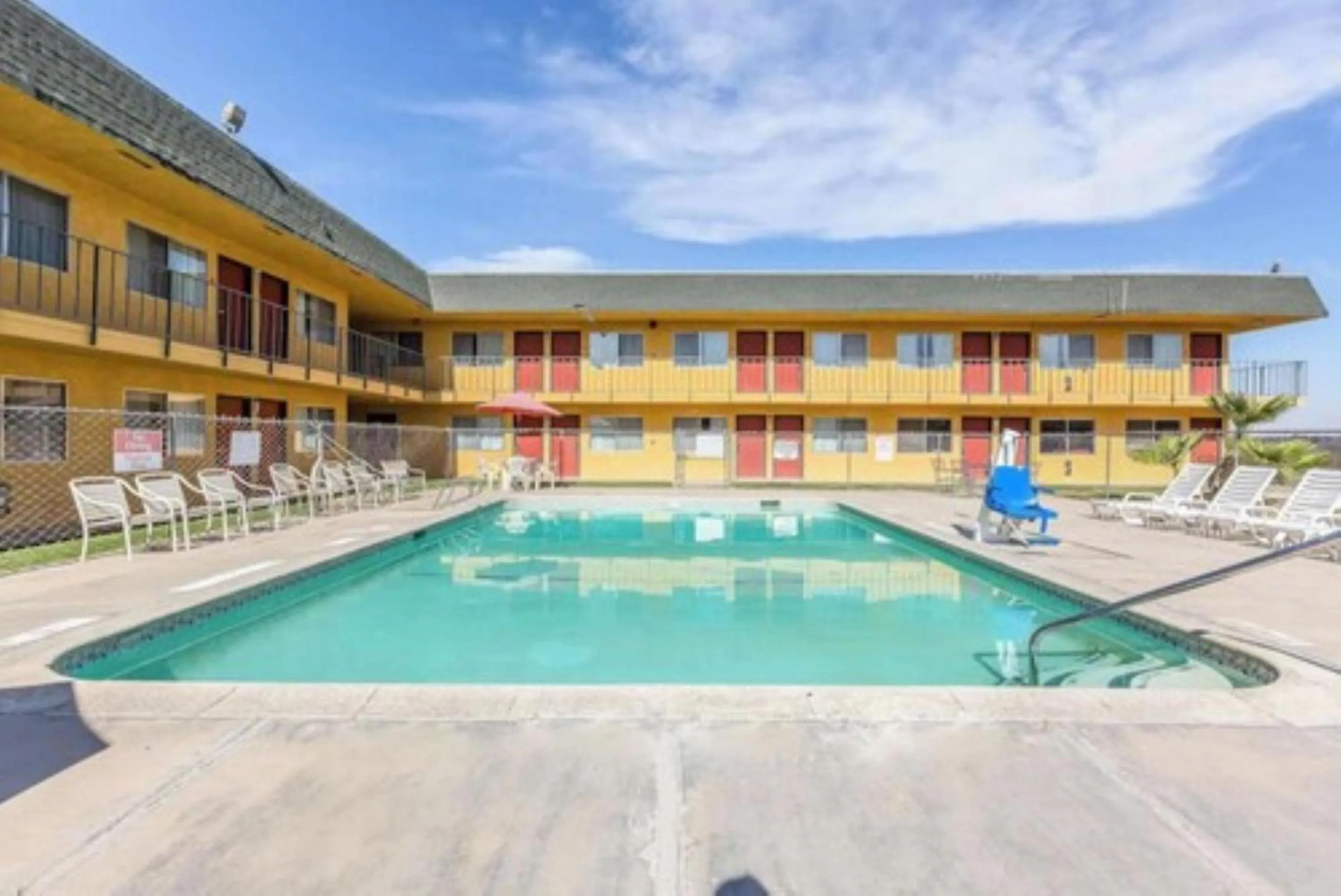 Swimming pool in Economy Inn Buttonwillow Bakersfield I-5