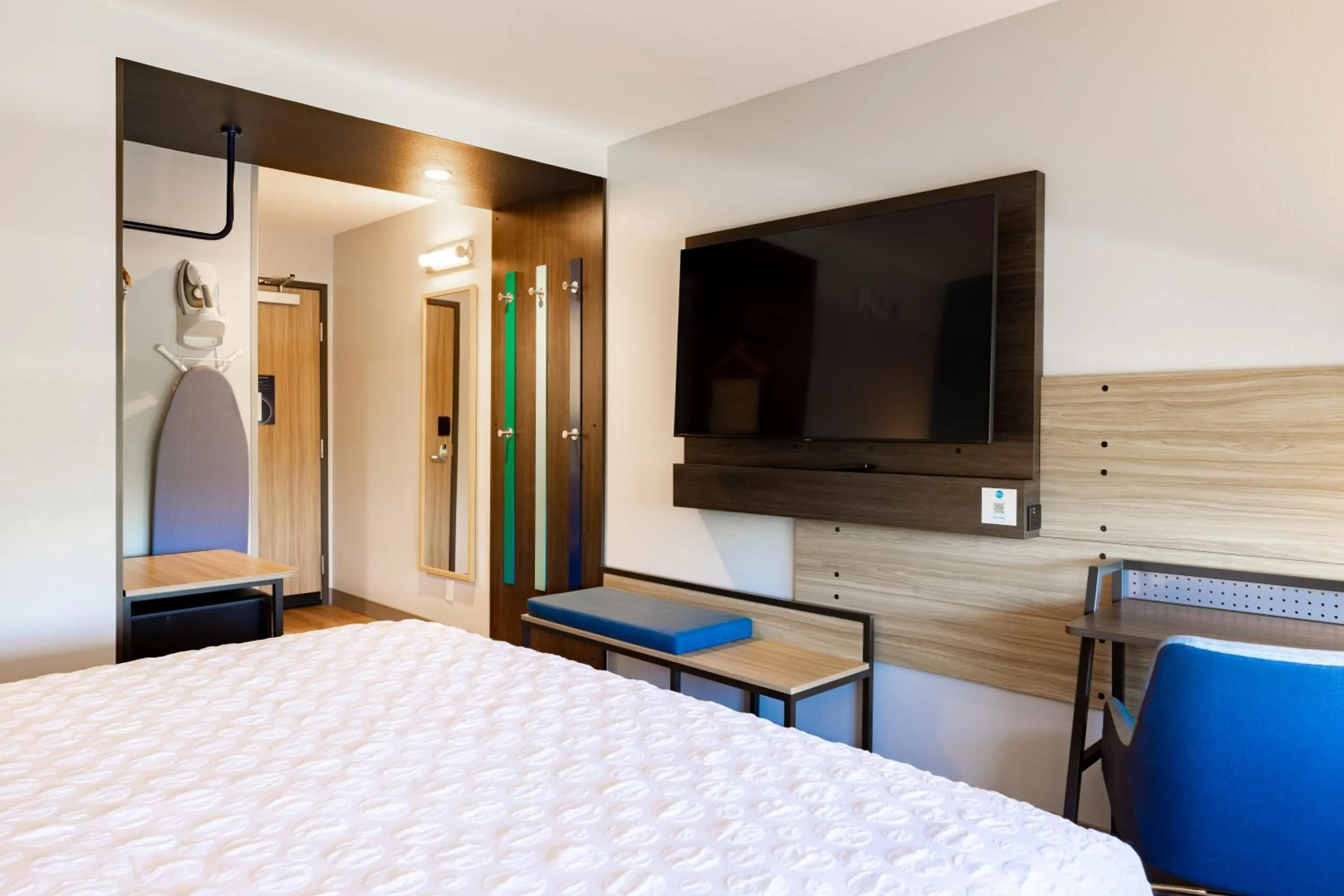 Bedroom, Bed in Tru By Hilton Kalamazoo