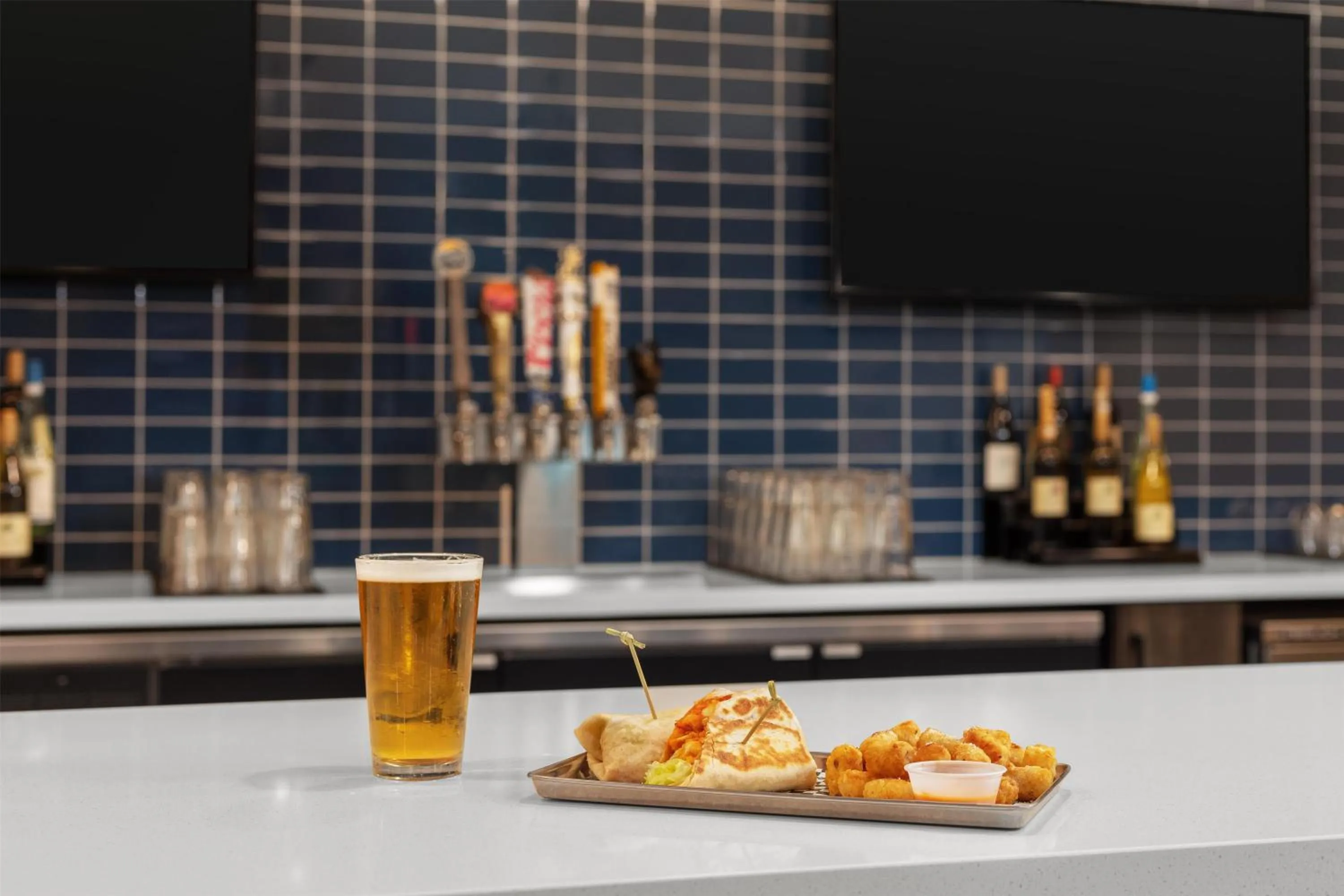 Lounge or bar in Tru By Hilton Flagstaff