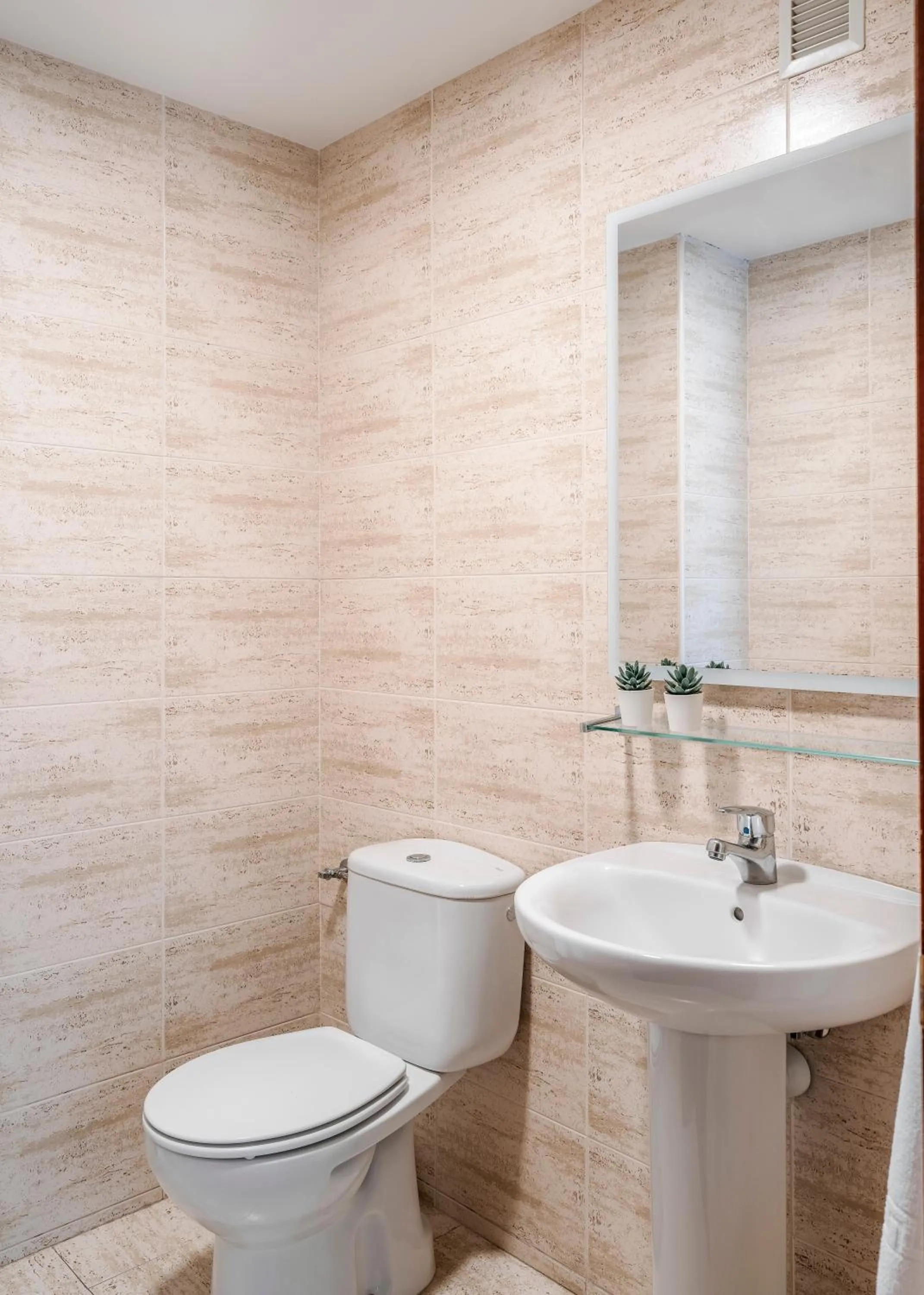 Toilet in Apartamentos Alday