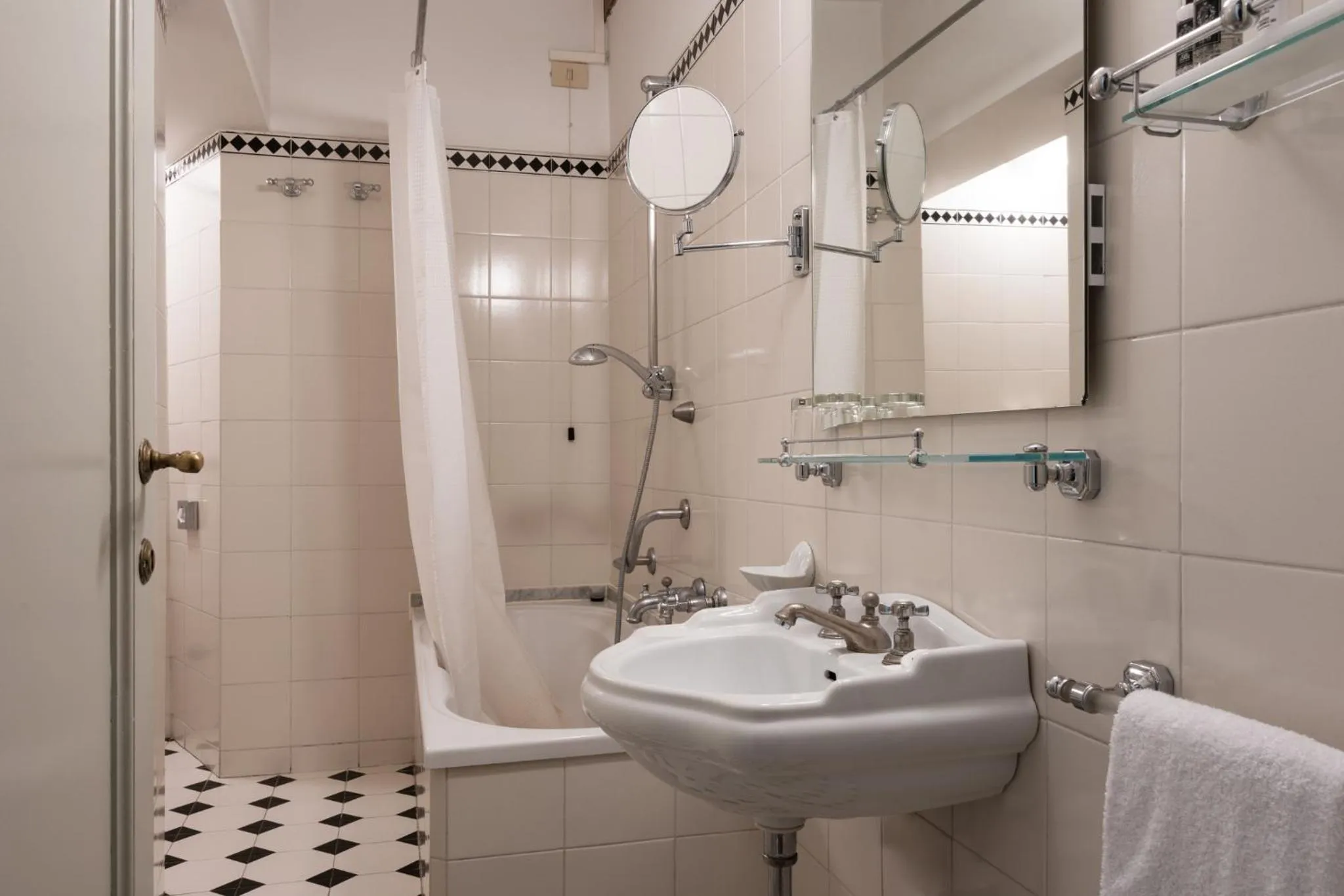 Bathroom in Loggiato Dei Serviti