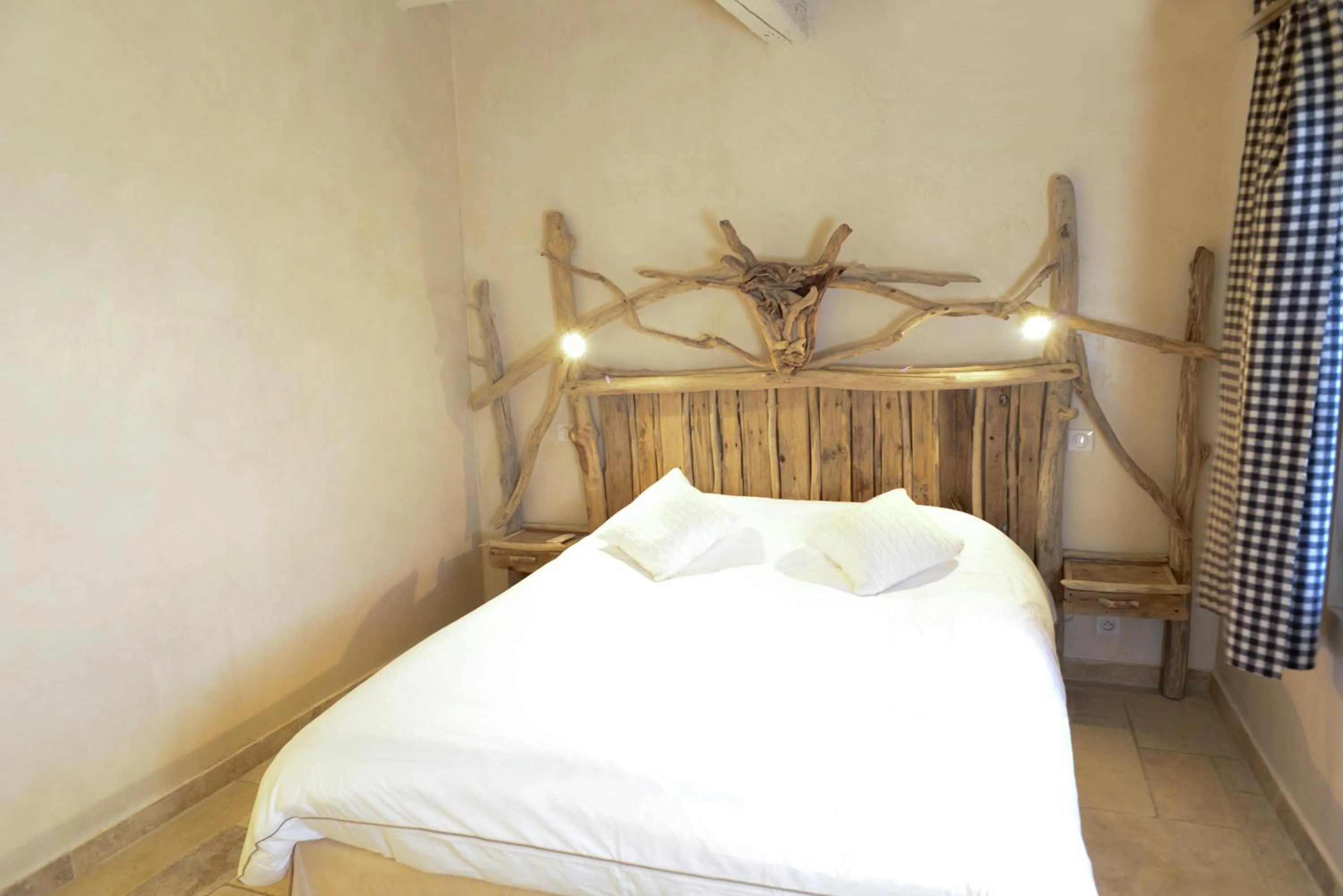 Photo of the whole room, Bed in Manade des Baumelles