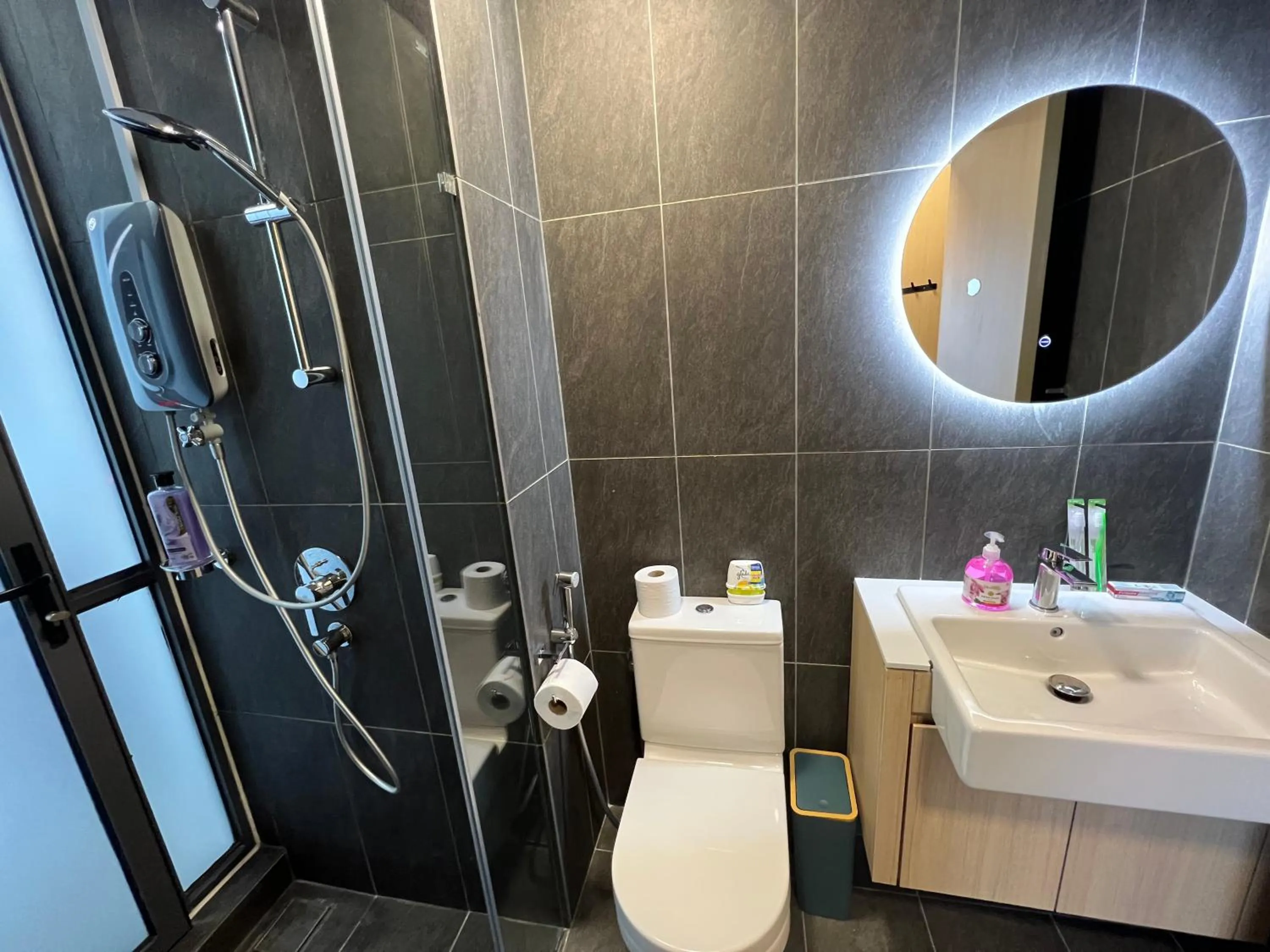 Bathroom in The Colony By Infinitum Flixses