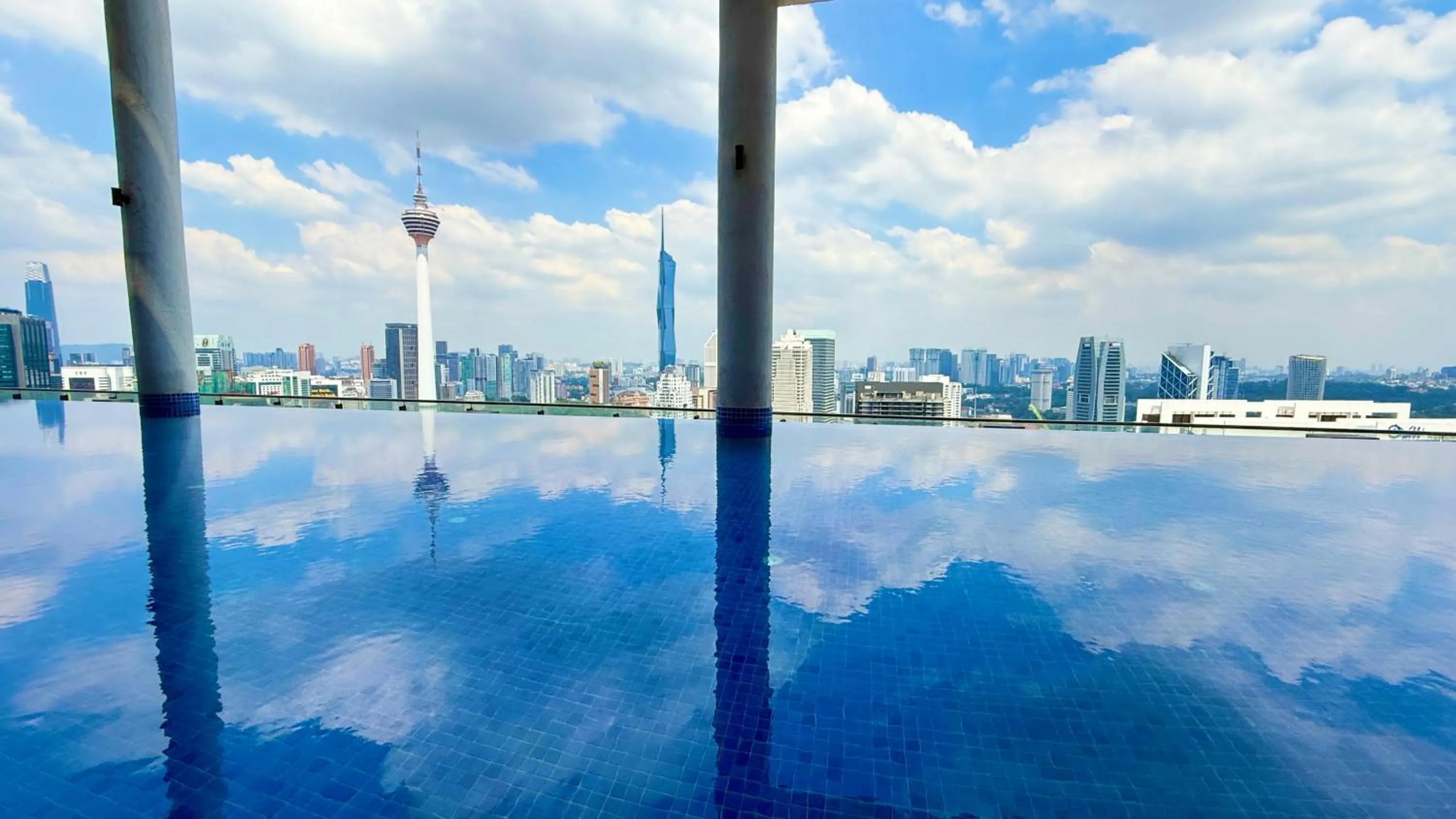 Swimming pool in The Colony By Infinitum Flixses