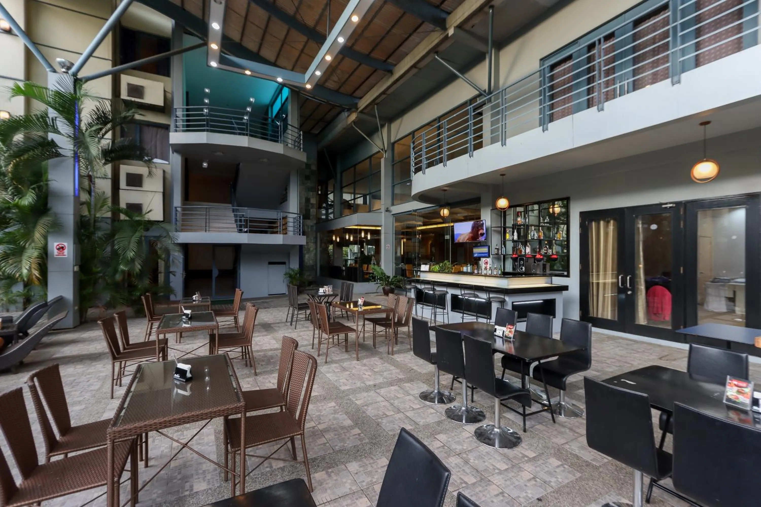 Restaurant/places to eat in Technopark Hotel