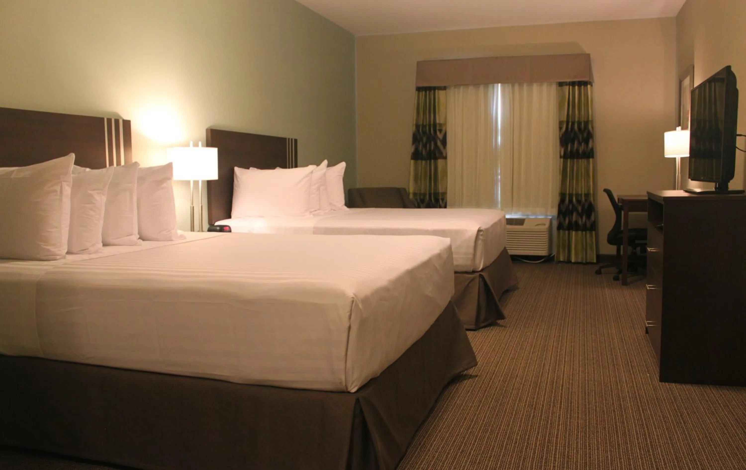Queen Room with Kitchenette in Meridian Inn & Suites Lloydminster