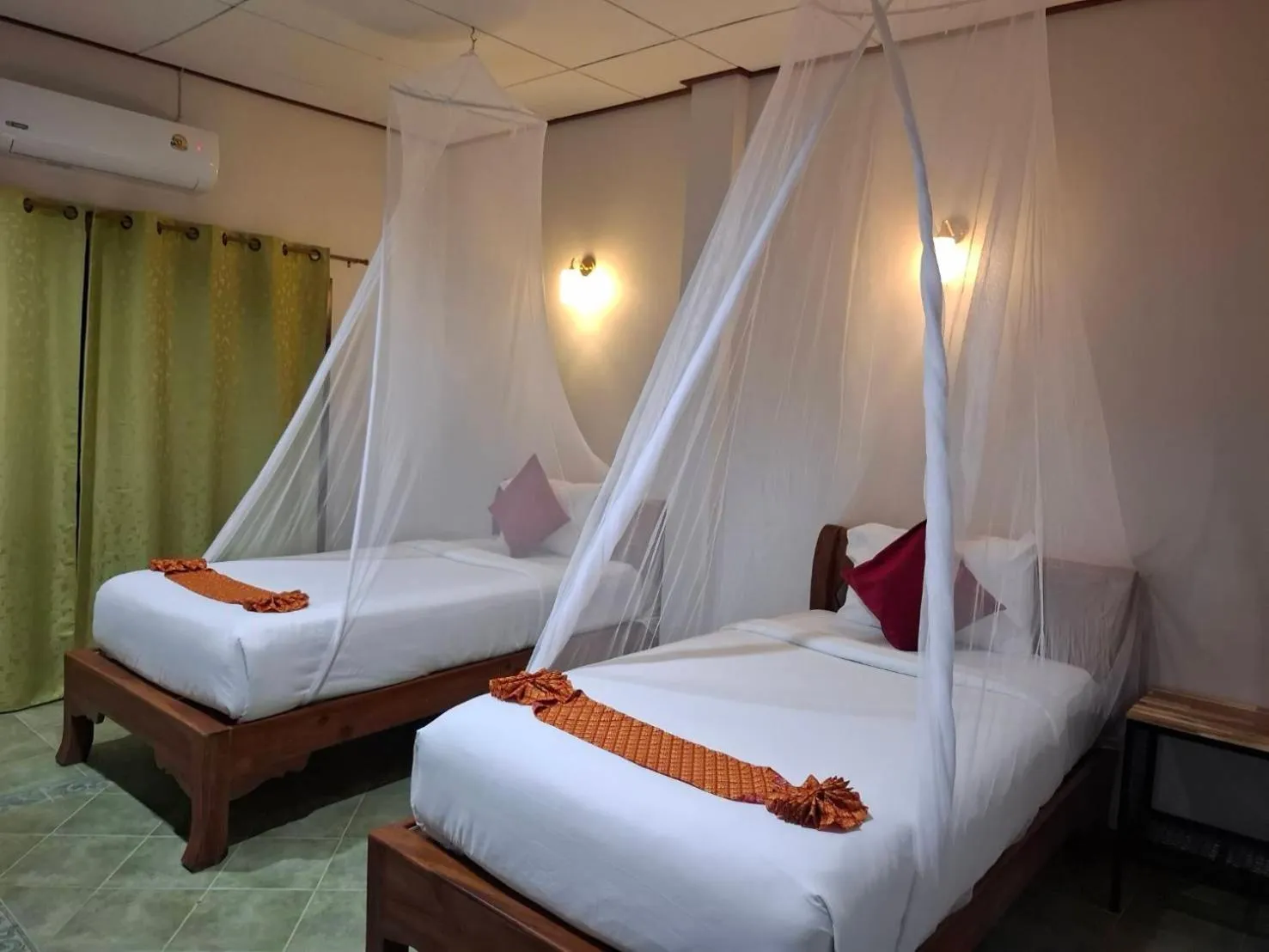 Bed in Tree Tops River Huts