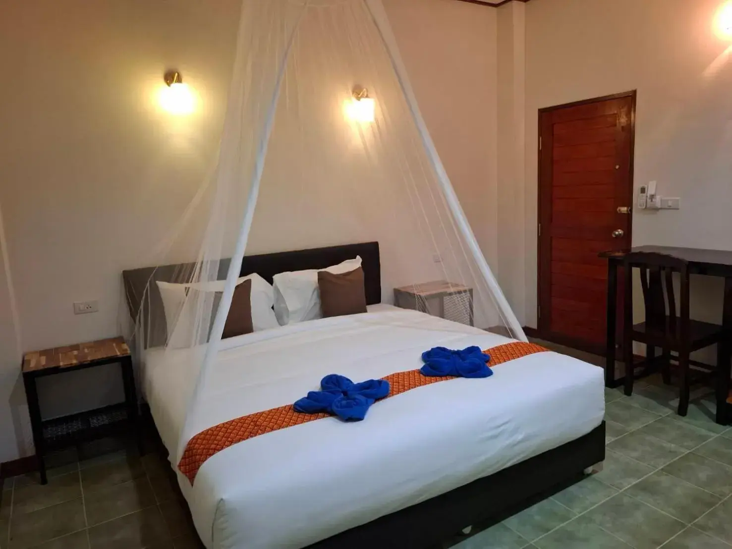Standard Single Room with Shared Bathroom - single occupancy in Tree Tops River Huts Standard Single Room with Shared Bathroom - single occupancy in Tree Tops River Huts