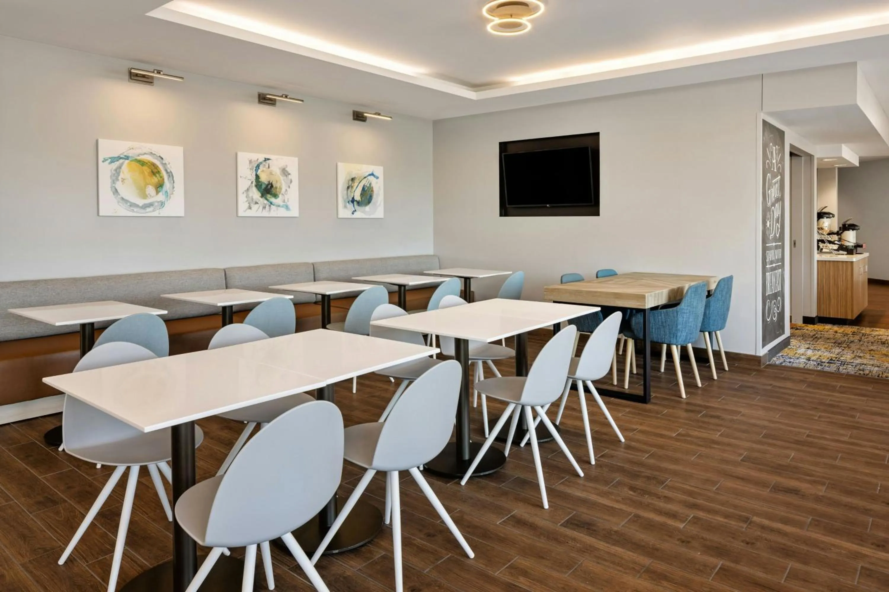 Breakfast in TownePlace Suites by Marriott Minneapolis near Mall of America