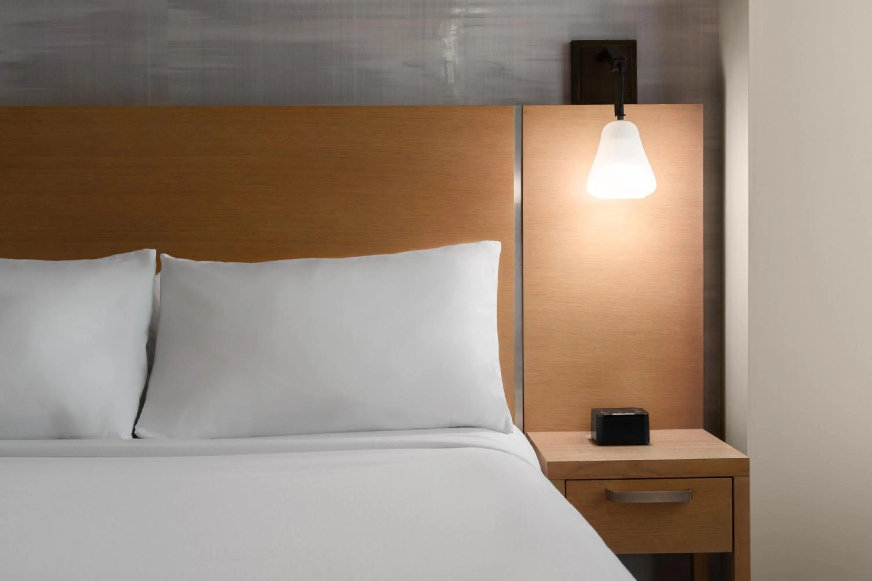 Photo of the whole room, Bed in Courtyard by Marriott San Diego Gaslamp/Convention Center