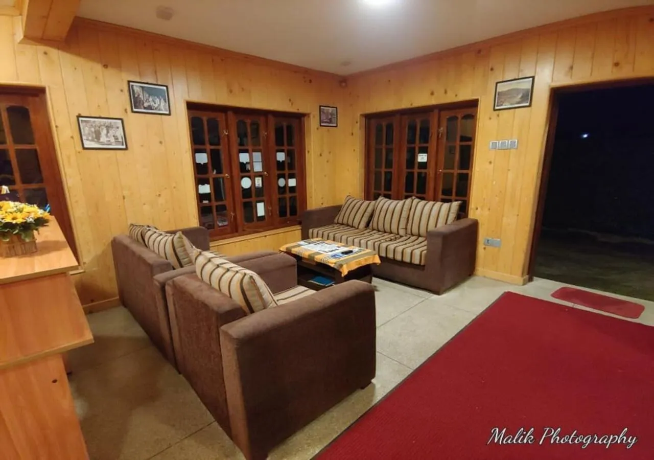 Restaurant/places to eat in Blue Moon Hotel