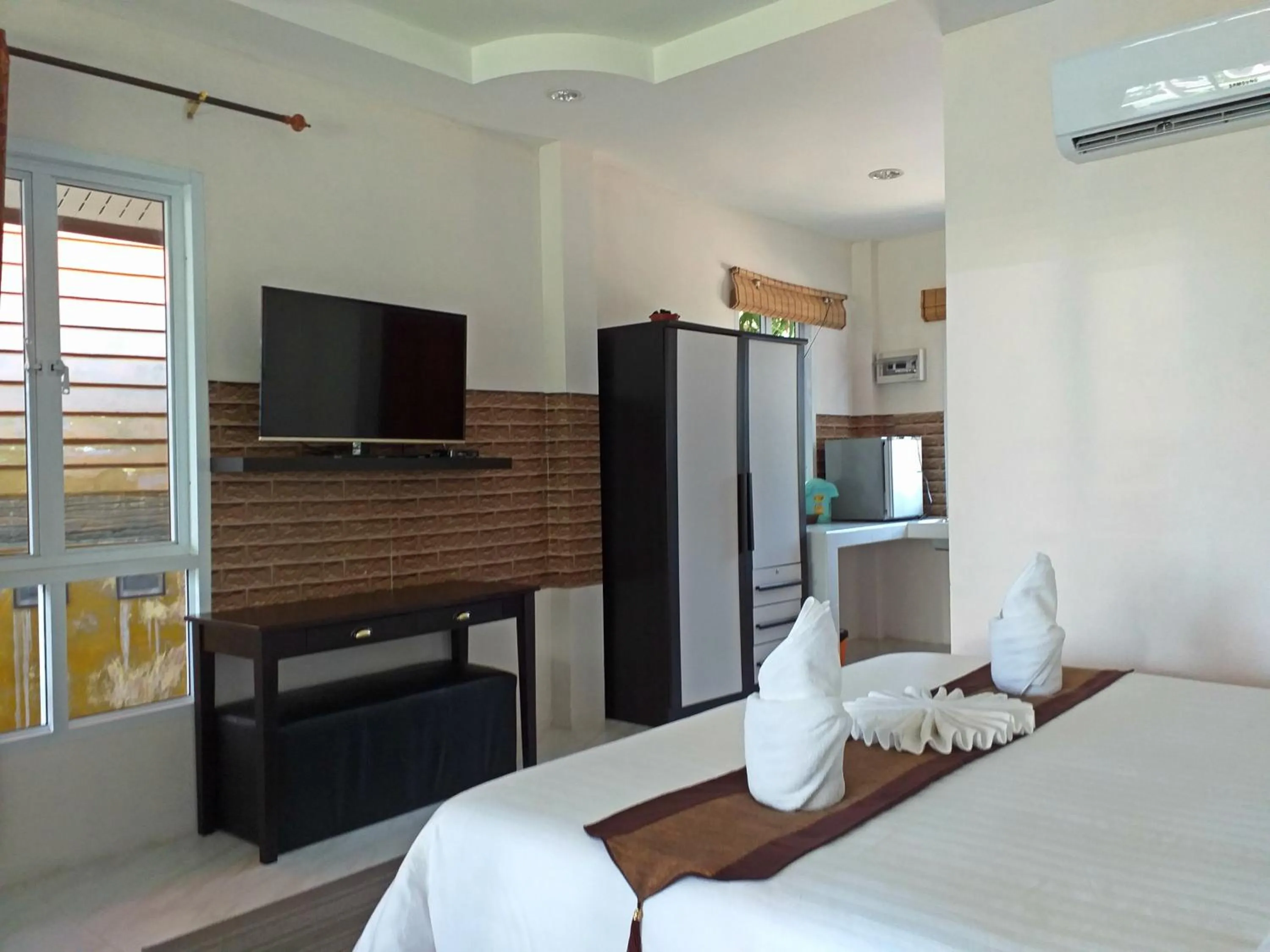 Communal lounge/ TV room, Bed in The Ford SunSet Beach Resort