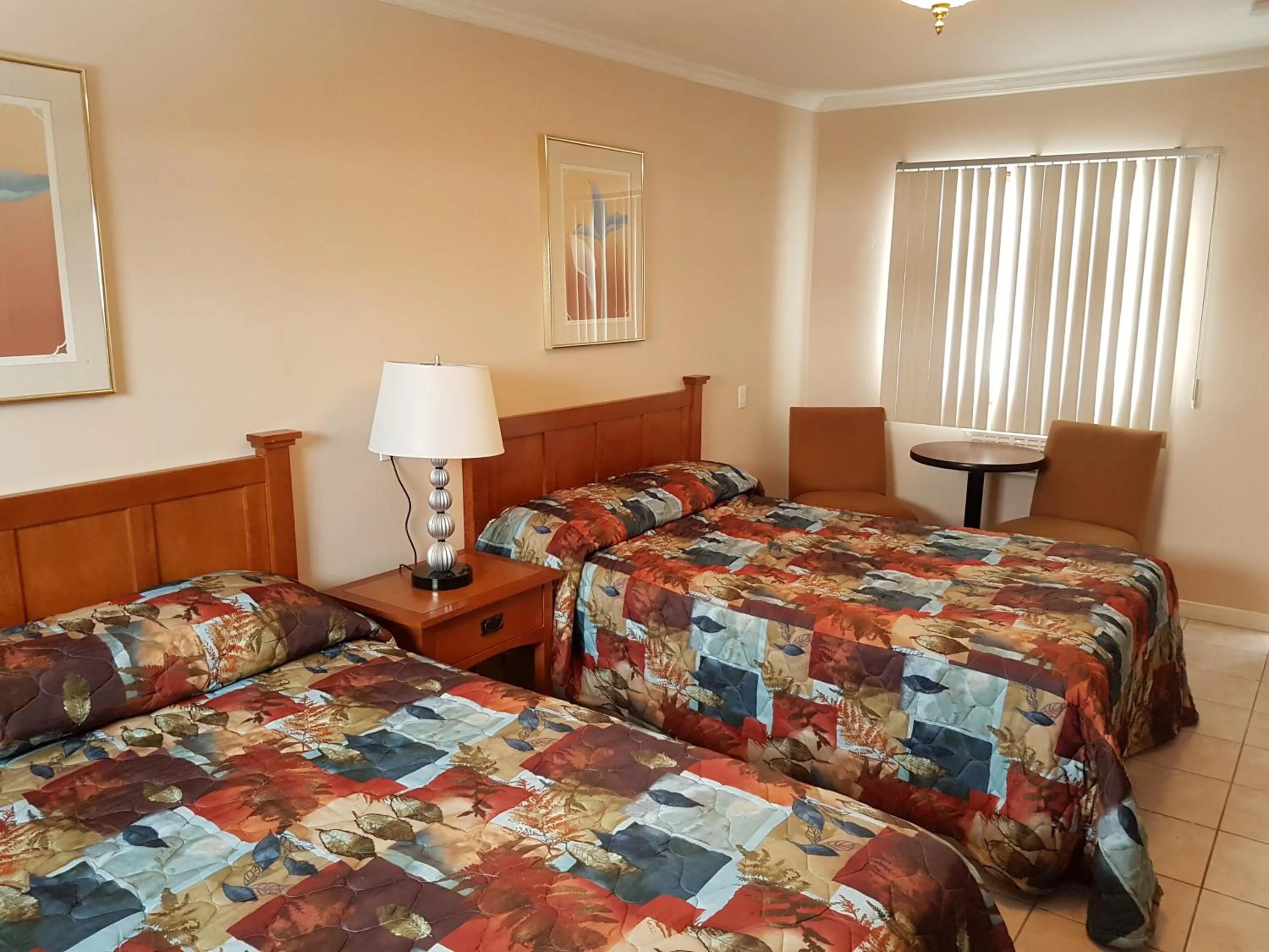 Bed in Lakeview Resort Motel