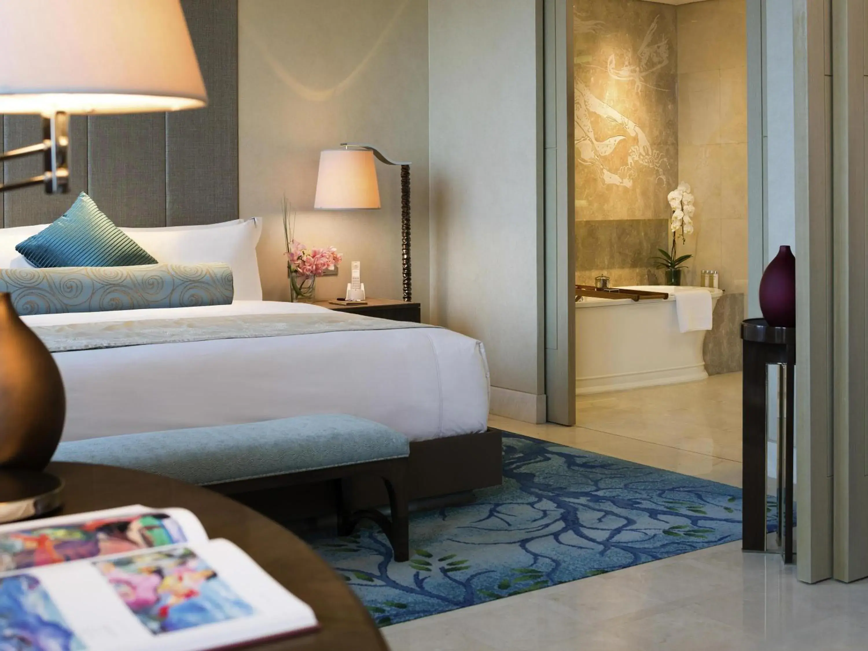 Raffles King Room - Smoking in Raffles Jakarta Raffles King Room - Smoking in Raffles Jakarta