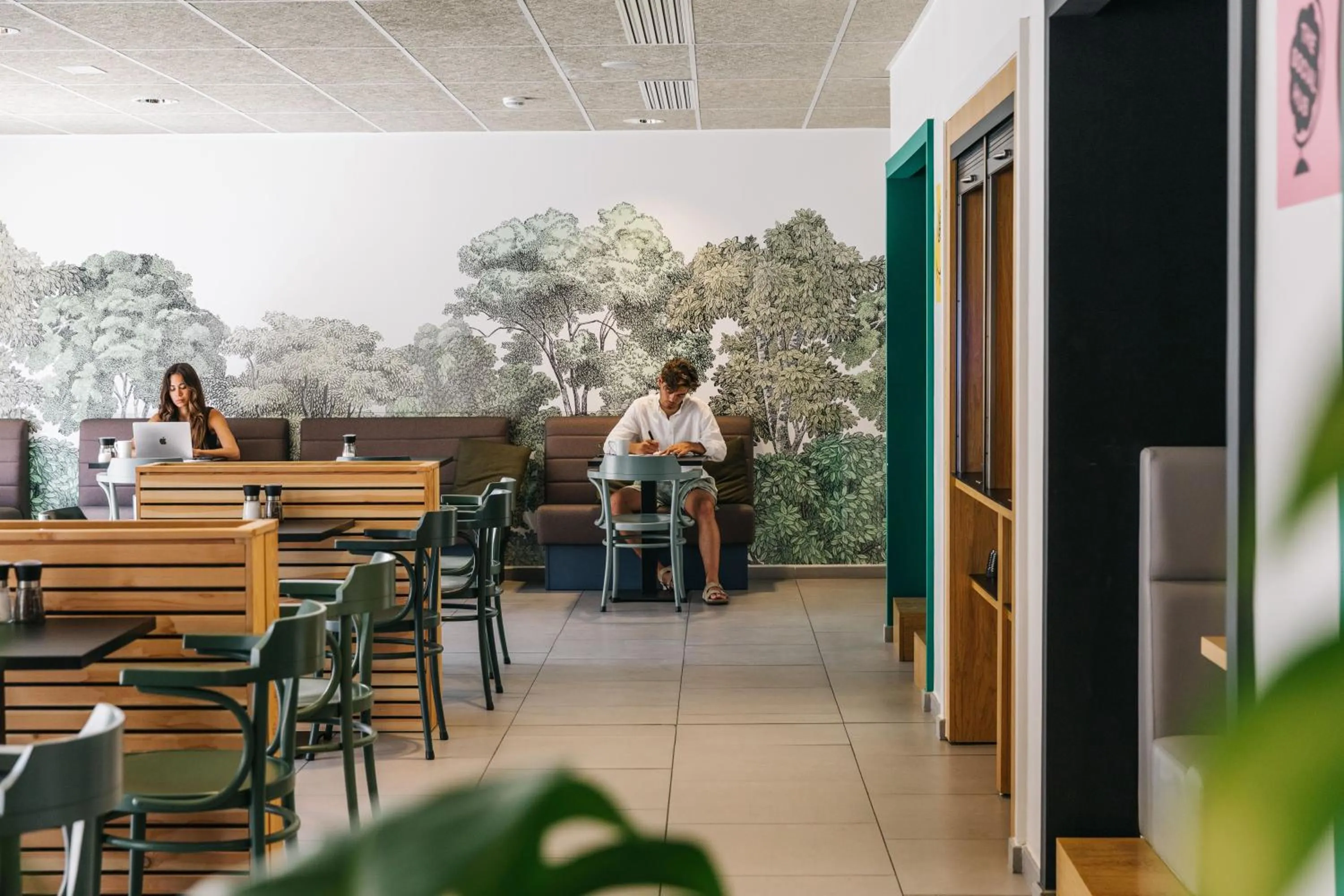 Restaurant/places to eat in The Social Hub Paris La Défense