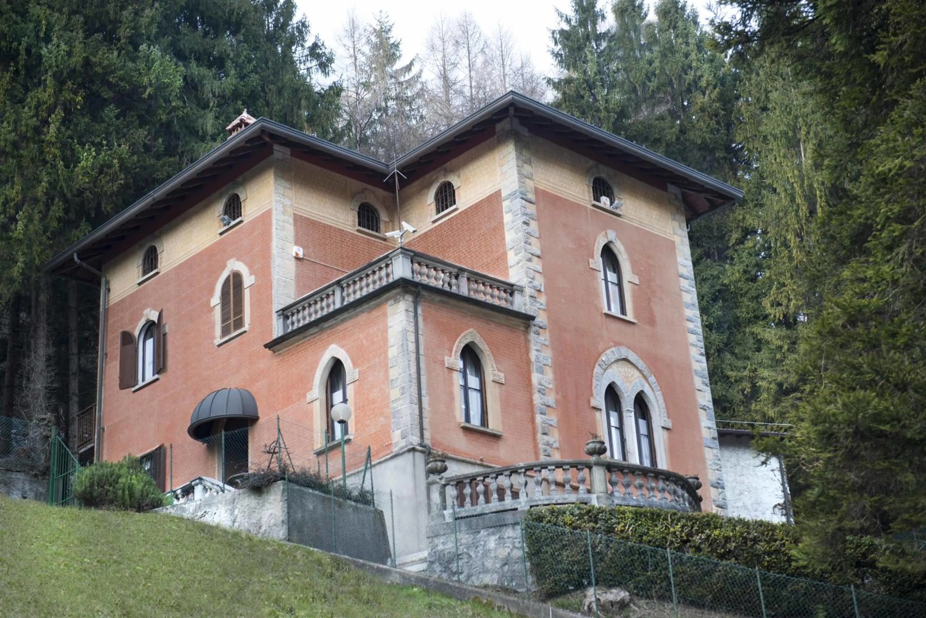 Facade/entrance in Villa Pinetina B&B